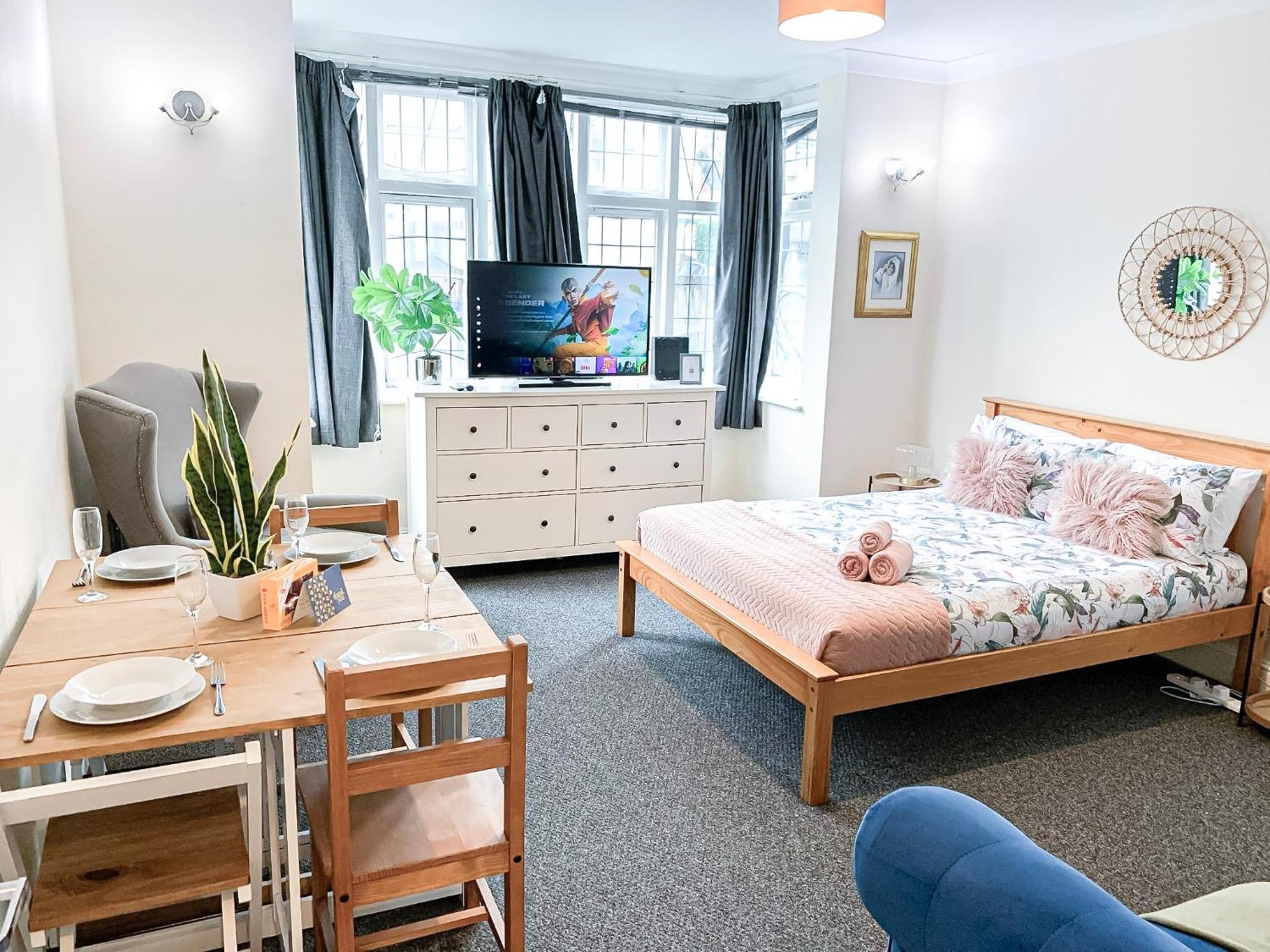 Cosy Near Hampstead Heath With Free On-site Parking & Private Gardens, Golders Green *
