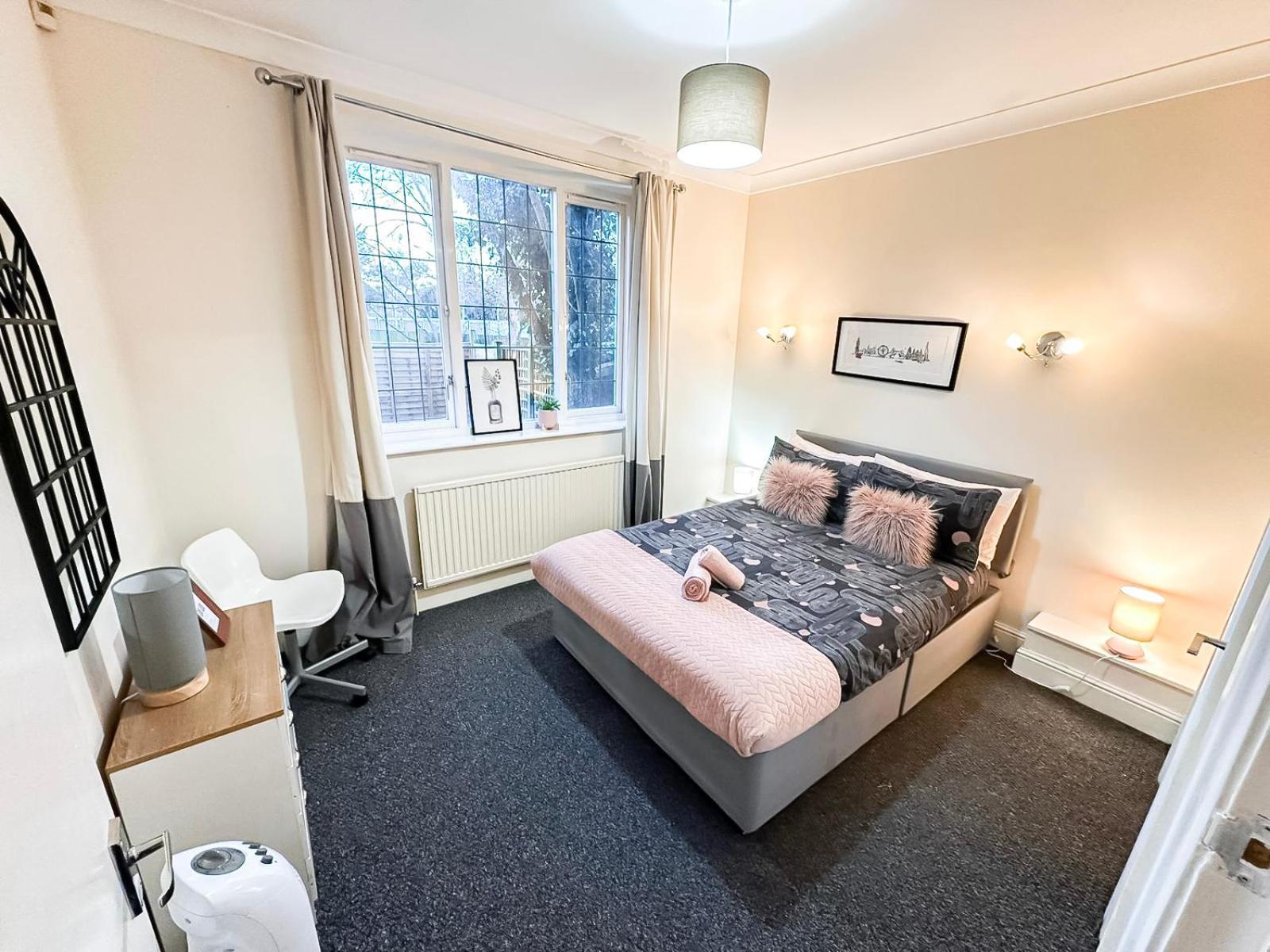Cosy Near Hampstead Heath With Free On-site Parking & Private Gardens, Golders Green Londres