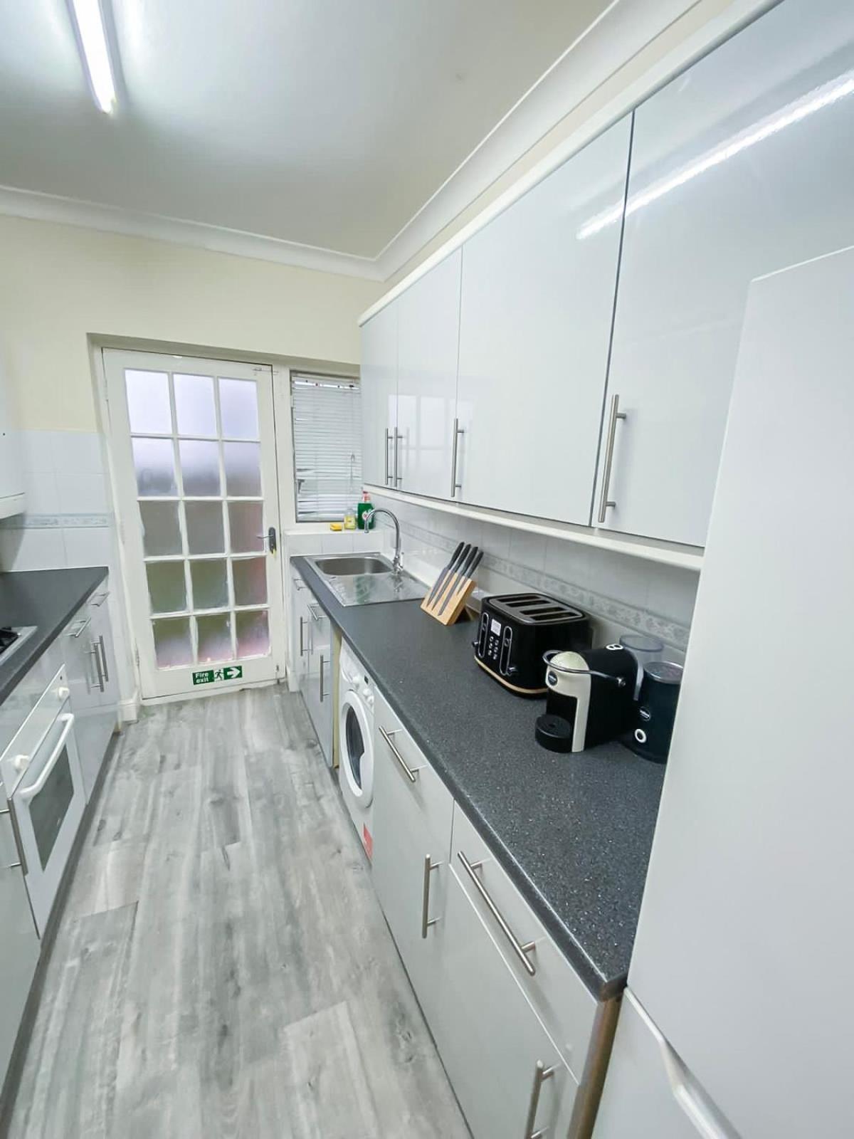 Apartamento Cosy Near Hampstead Heath With Free On-site Parking & Private Gardens, Golders Green Londres