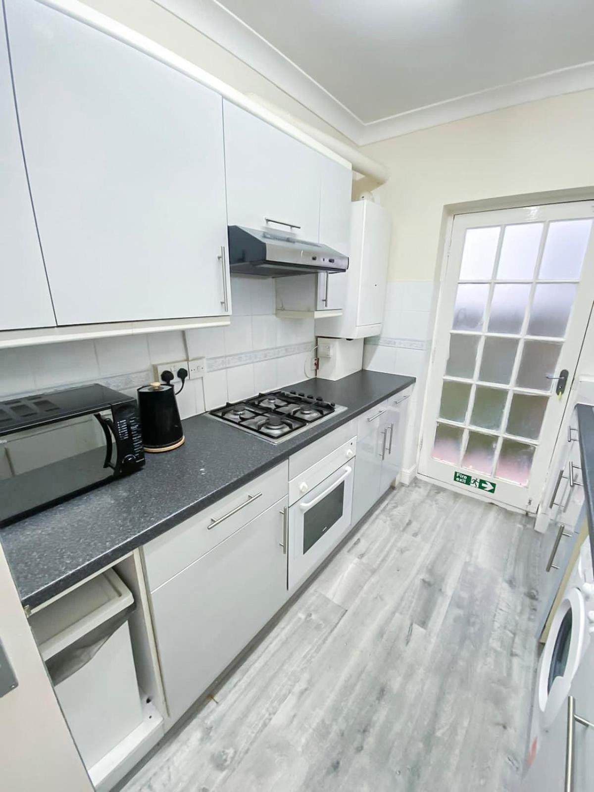Cosy Near Hampstead Heath With Free On-site Parking & Private Gardens, Golders Green Londres