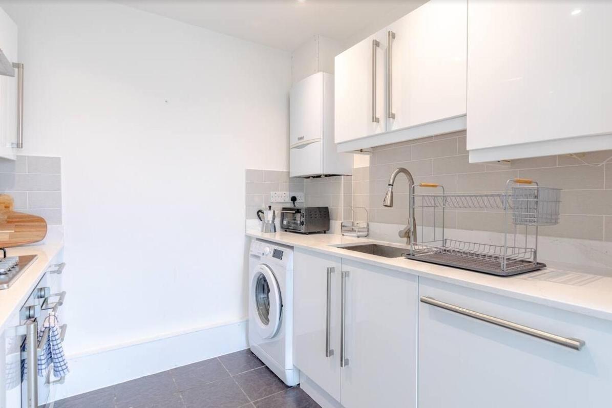 Appartement Stunning 1bed Flat With Balcony - 5 Mins To Station Londen