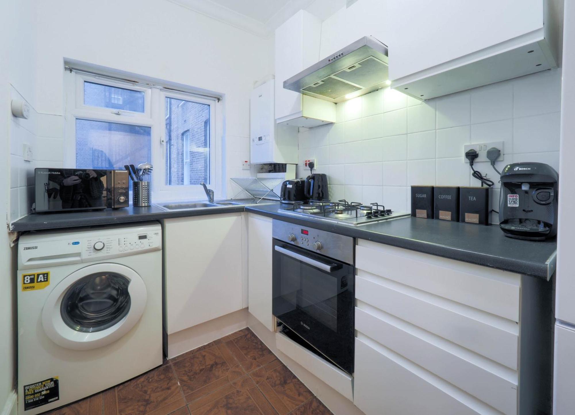 F1 Cozy 2 Bed Flat Opposite Olympia Sleeps 5 People *