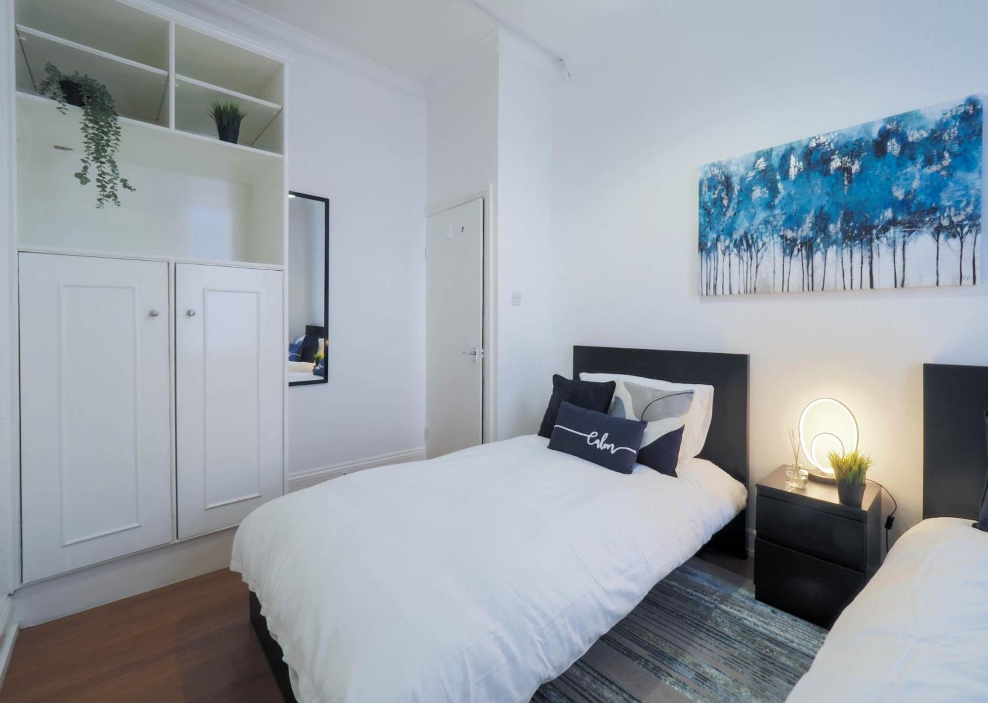 F1 Cozy 2 Bed Flat Opposite Olympia Sleeps 5 People