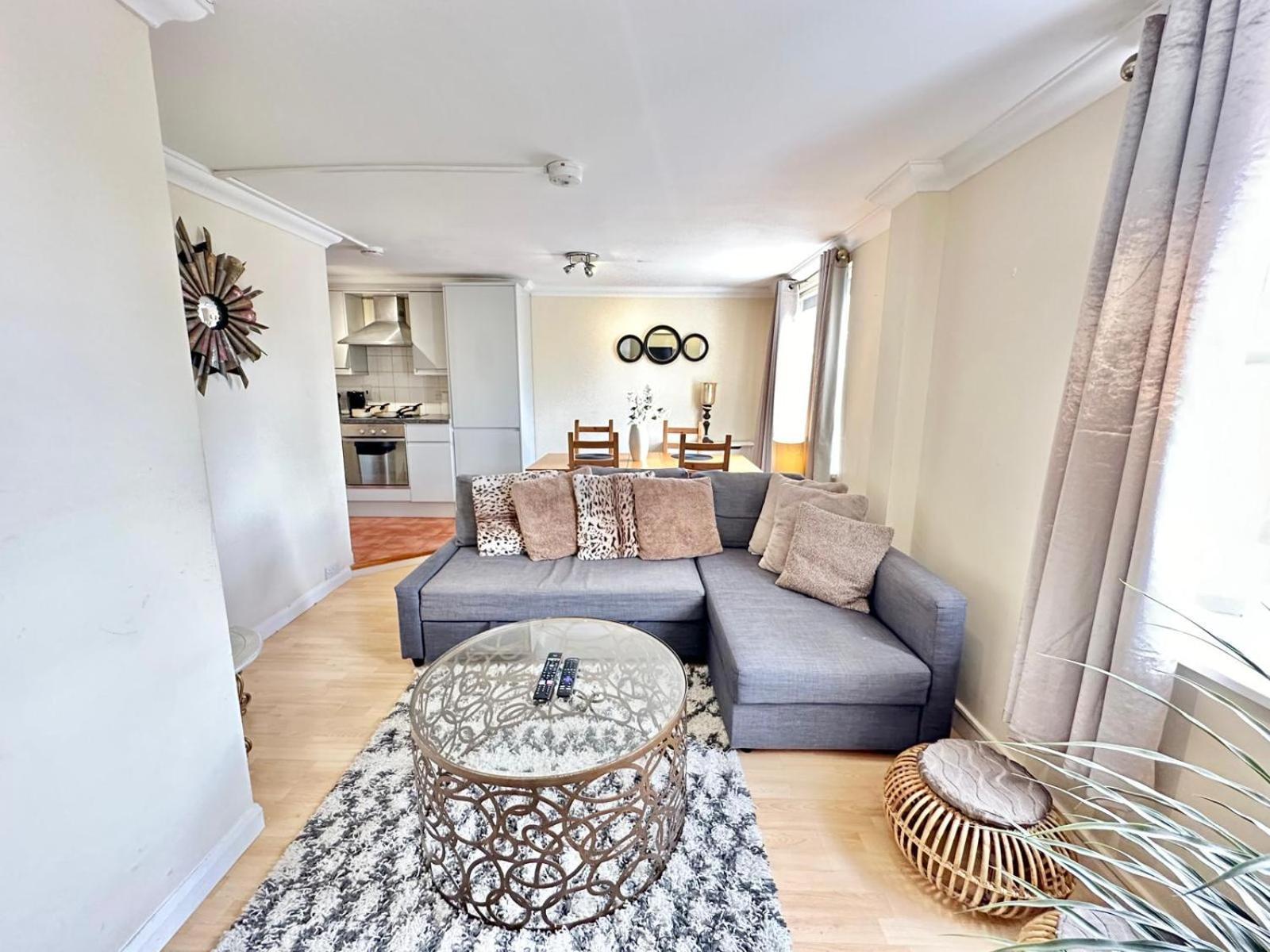 Central Beautiful Two Bedroom * London