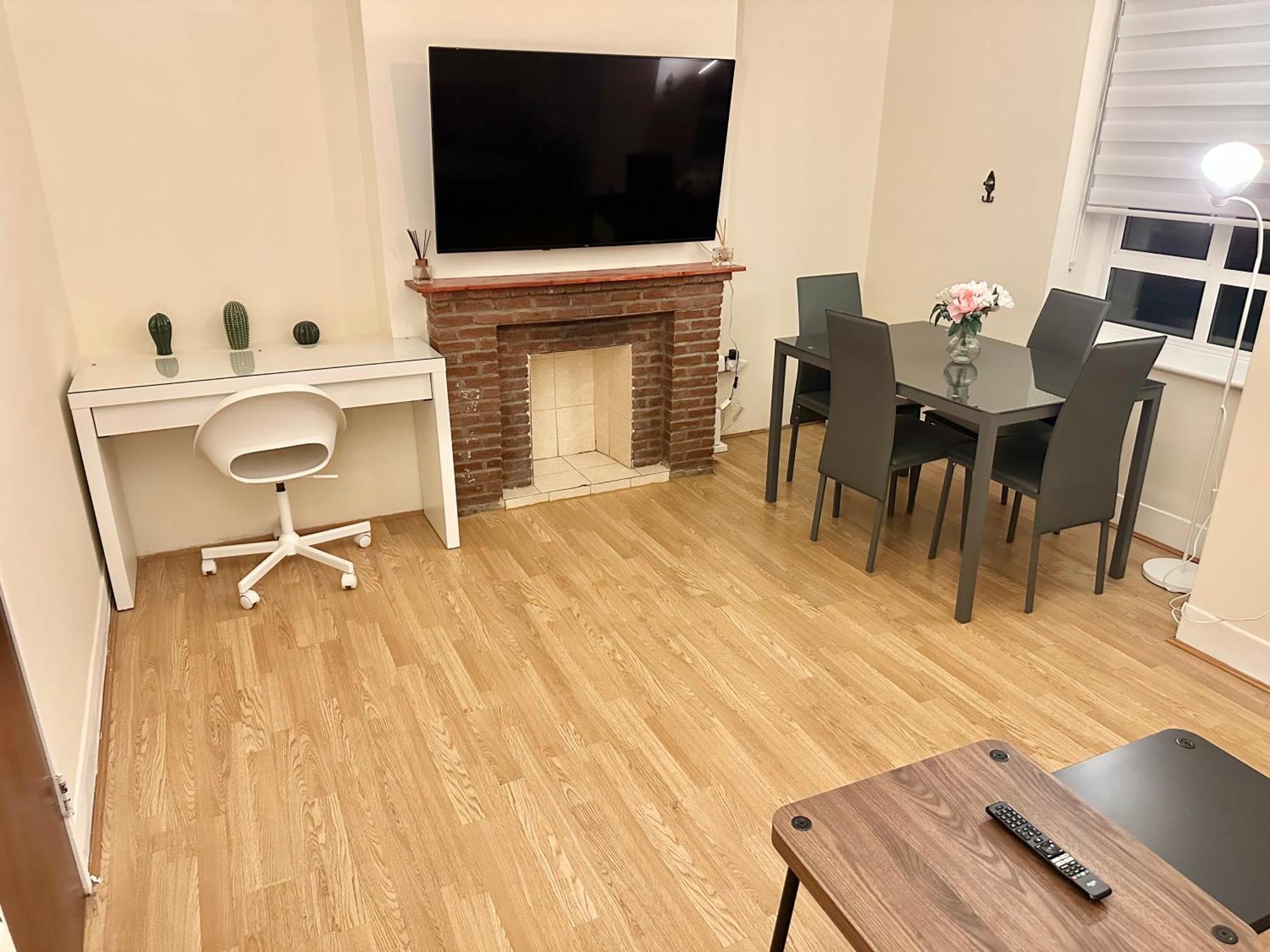 Comfortable Two Bed Flat Near Richmond Park * Londen