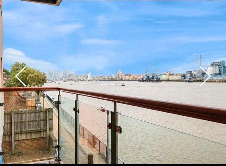 Amazing River View 2 Bedroom Apartment, Sleeps 6 , Balcony And Parking Londres