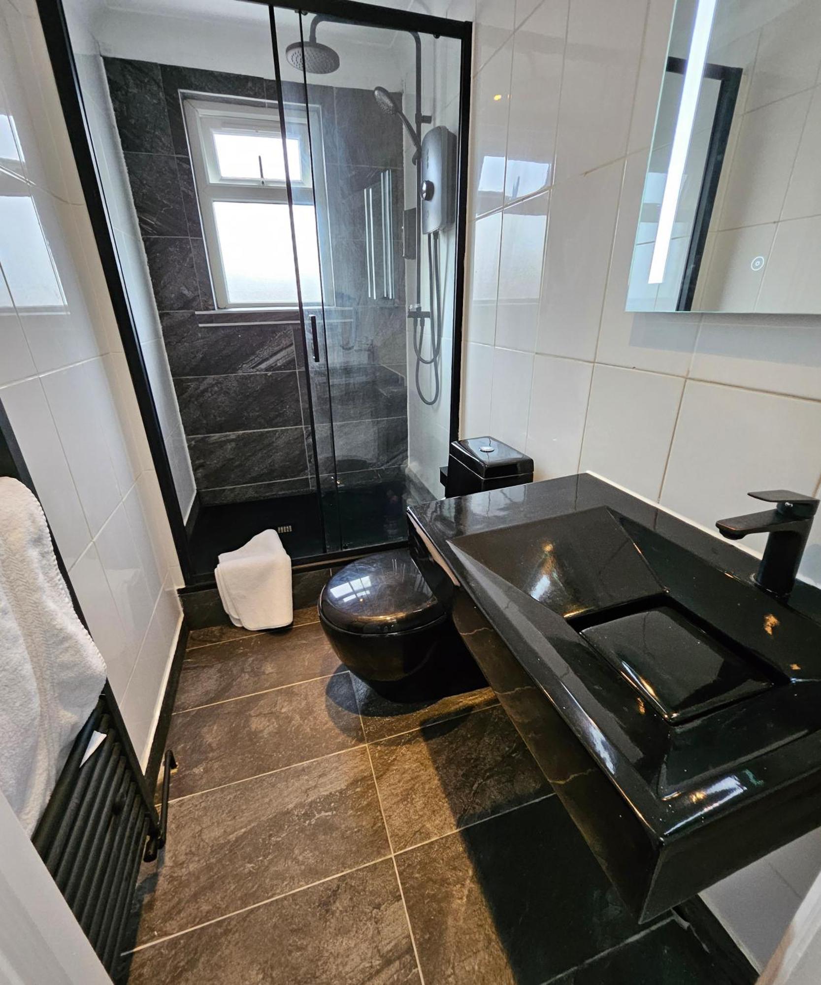 Wembley Lovely 6 Bed House Sleeps Up To 14 * Londres