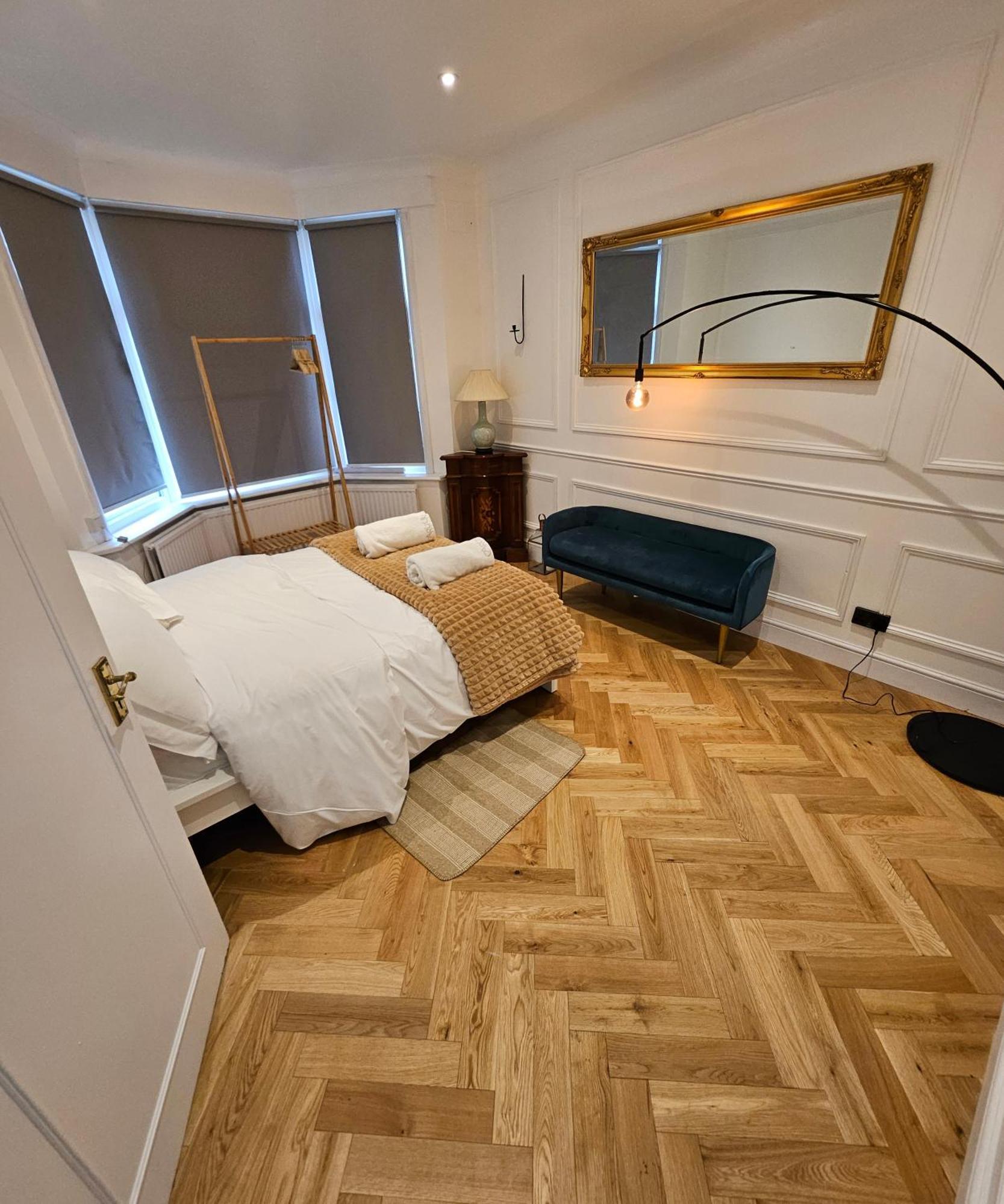 Wembley Lovely 6 Bed House Sleeps Up To 14 *