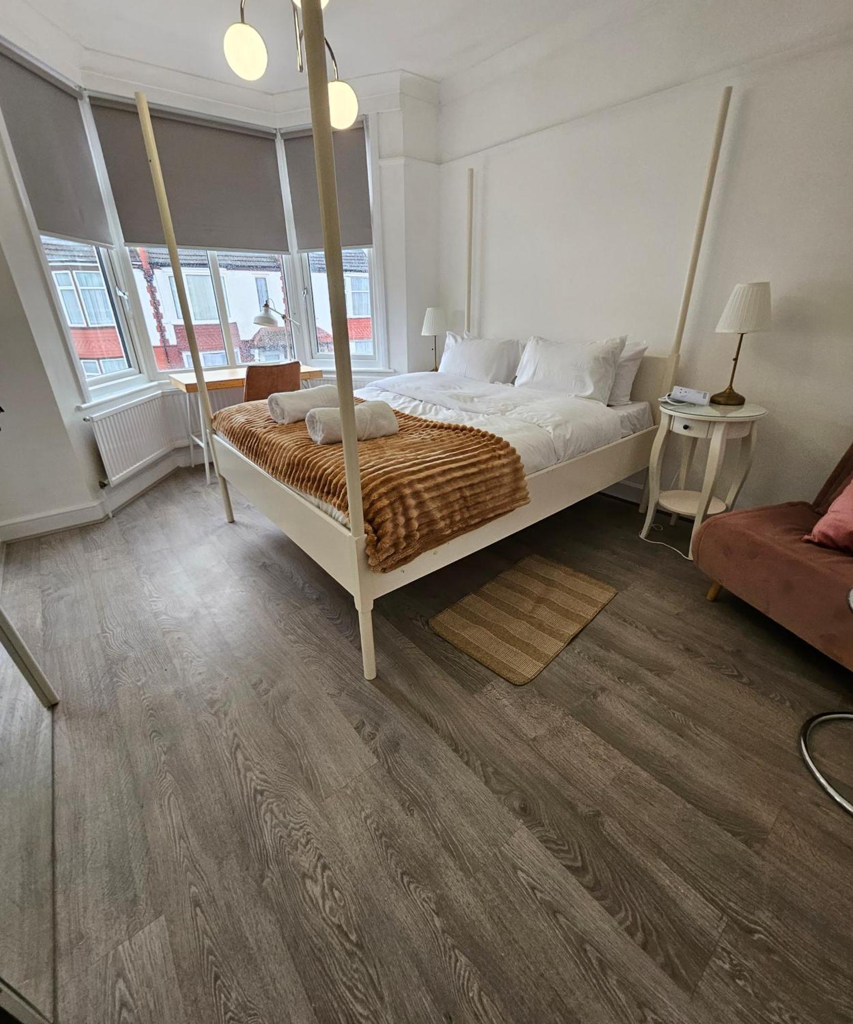 Wembley Lovely 6 Bed House Sleeps Up To 14 Londres