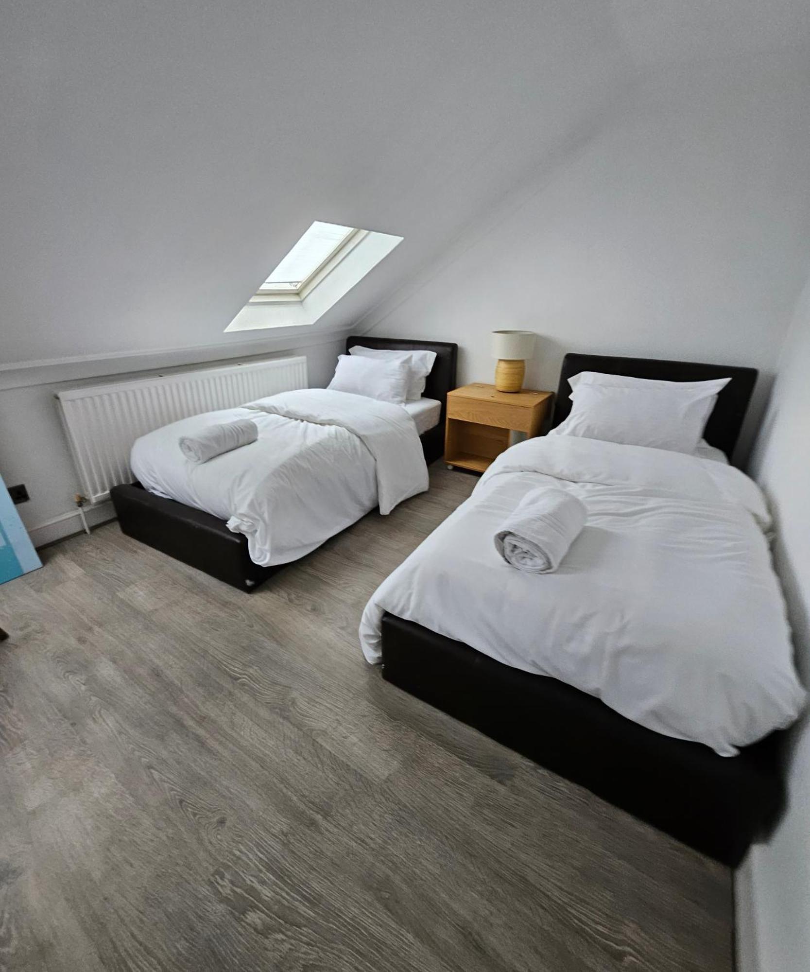 Wembley Lovely 6 Bed House Sleeps Up To 14