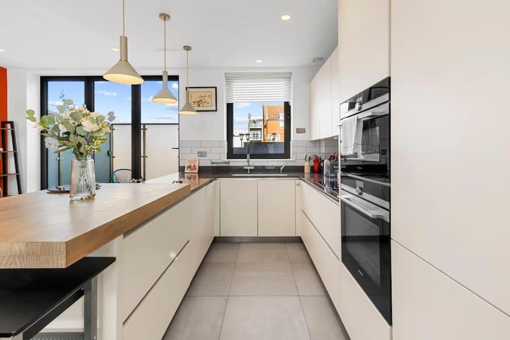 Stylishly Designed 4 Bedroom Appartement Londres