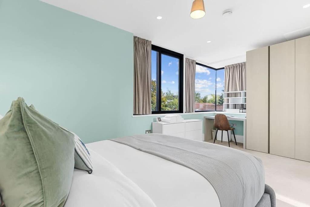 Stylishly Designed 4 Bedroom Londres