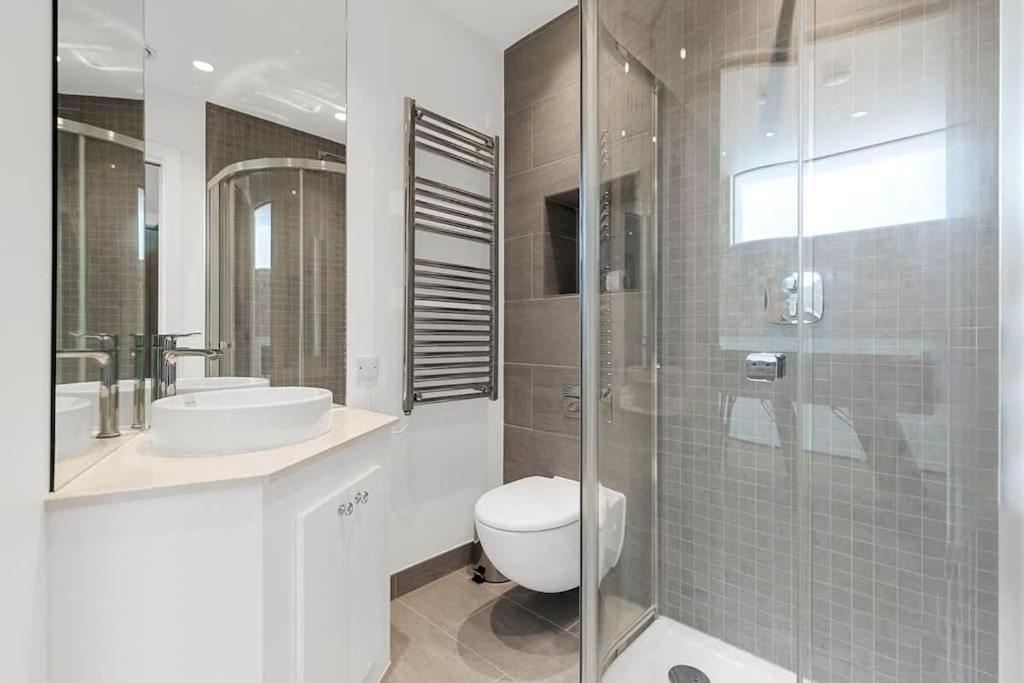 Stylishly Designed 4 Bedroom Appartement *