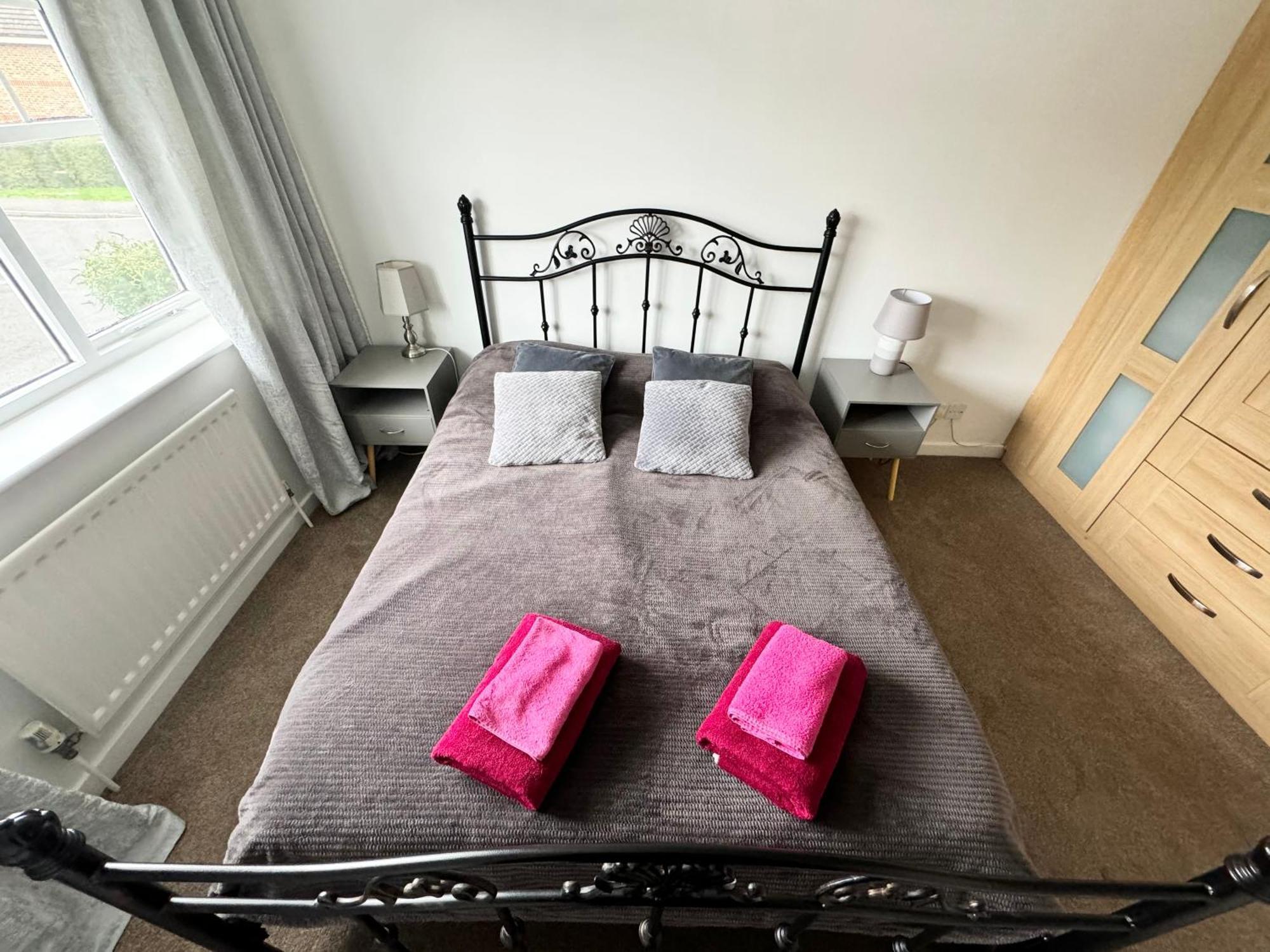 3 Bed House With Parking And Garden Near Tower Bridge *