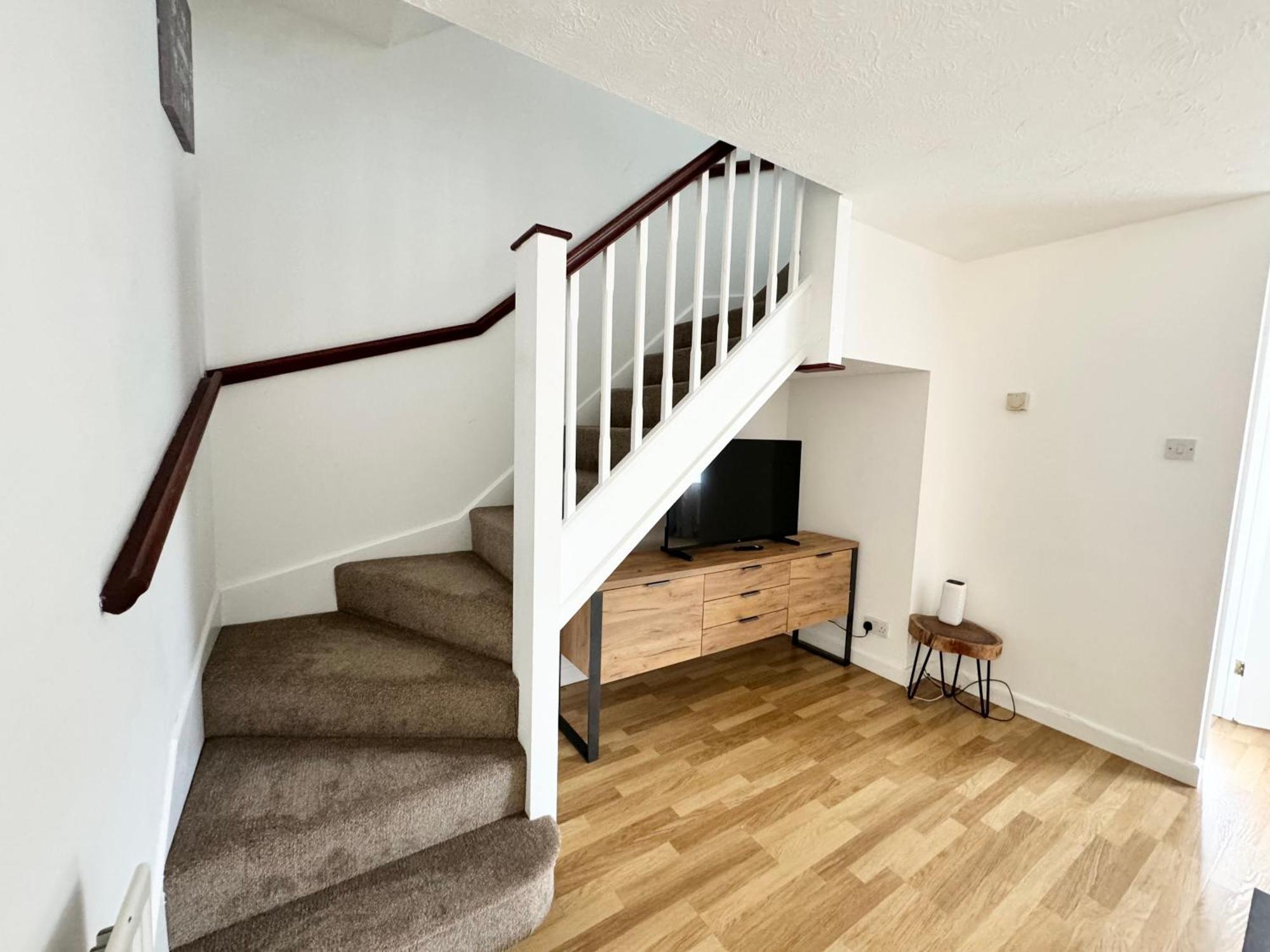 3 Bed House With Parking And Garden Near Tower Bridge *