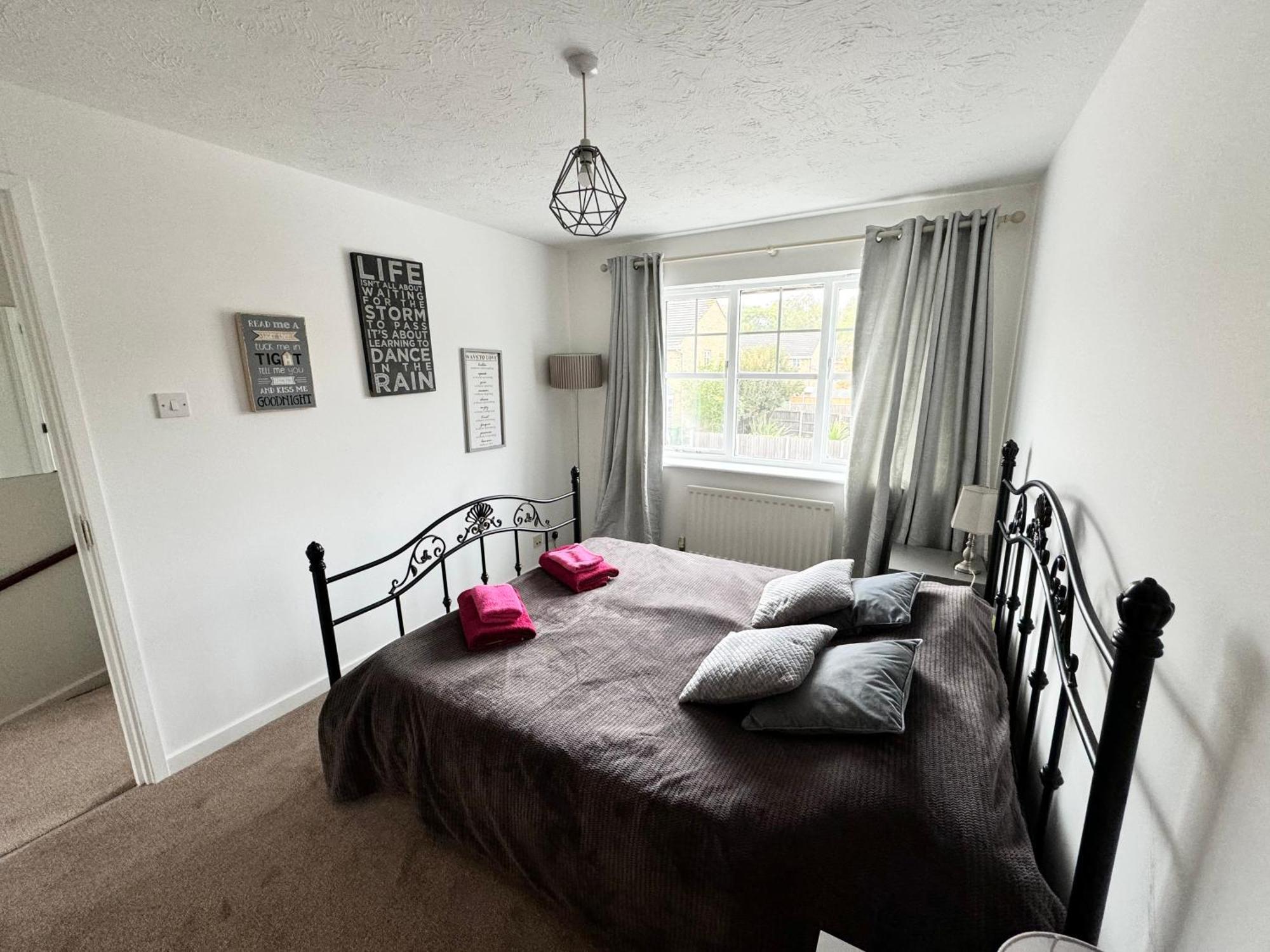 3 Bed House With Parking And Garden Near Tower Bridge *