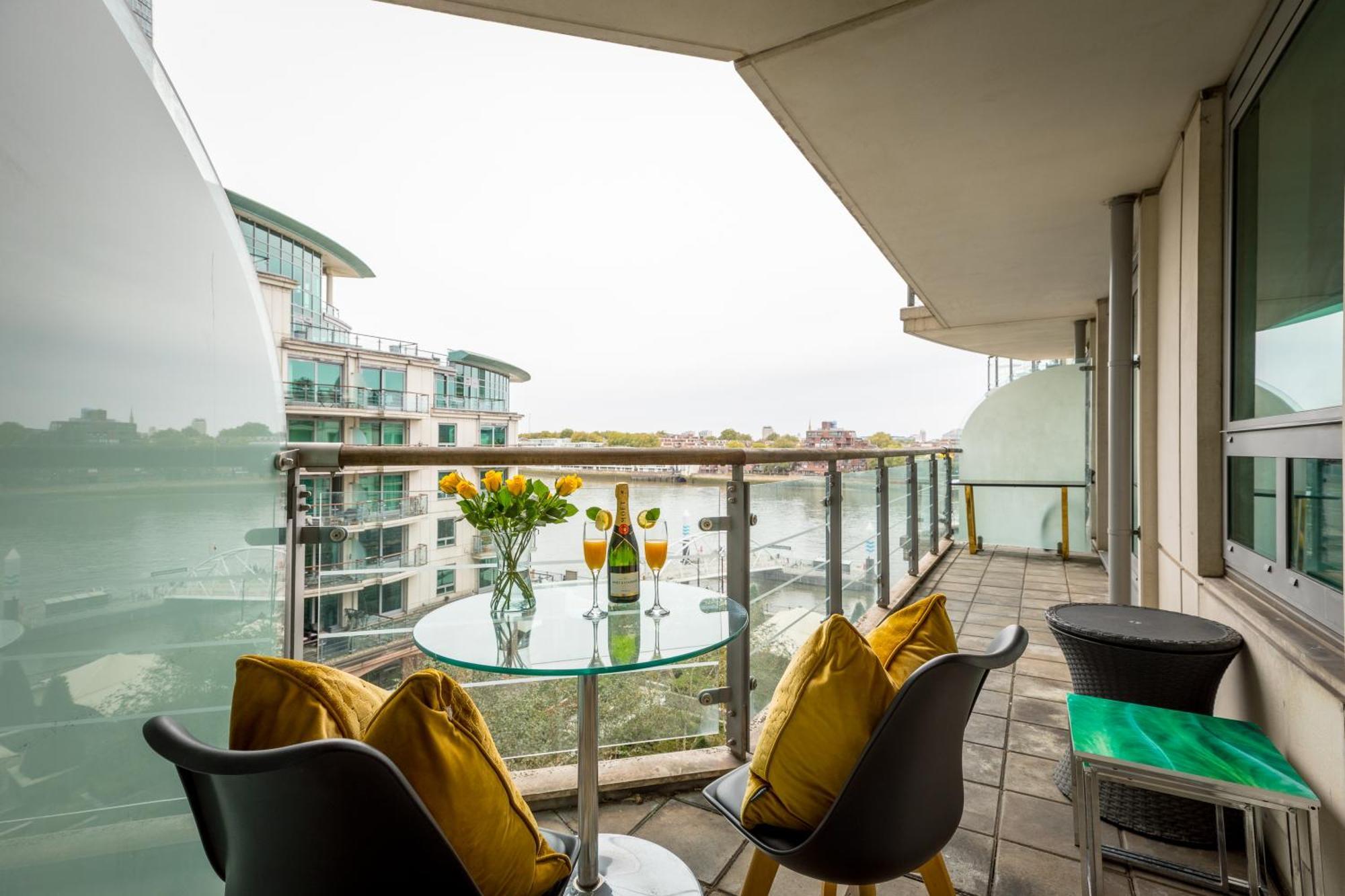 Huge Thames View Luxxe Nomad Design *
