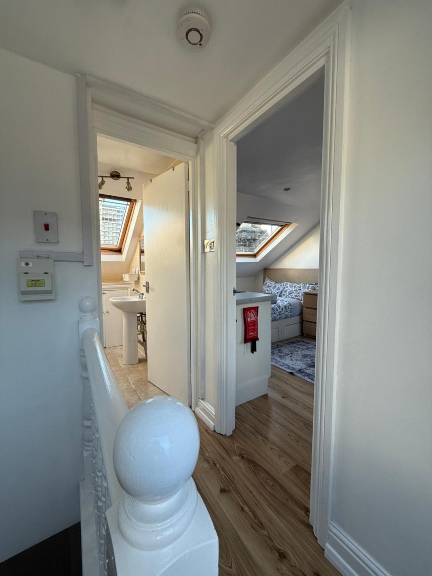 Room, View And Great Price In Hammersmith