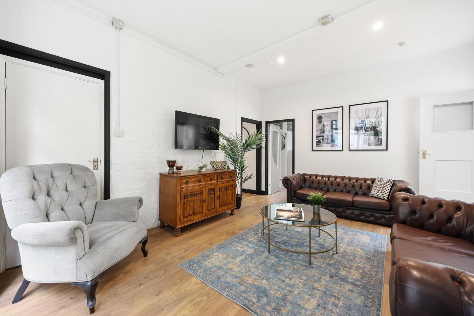 Centrally Located Spacious Three Bedroom Short Term & Flexible Renting Hackney With Free Wifi Appartement *