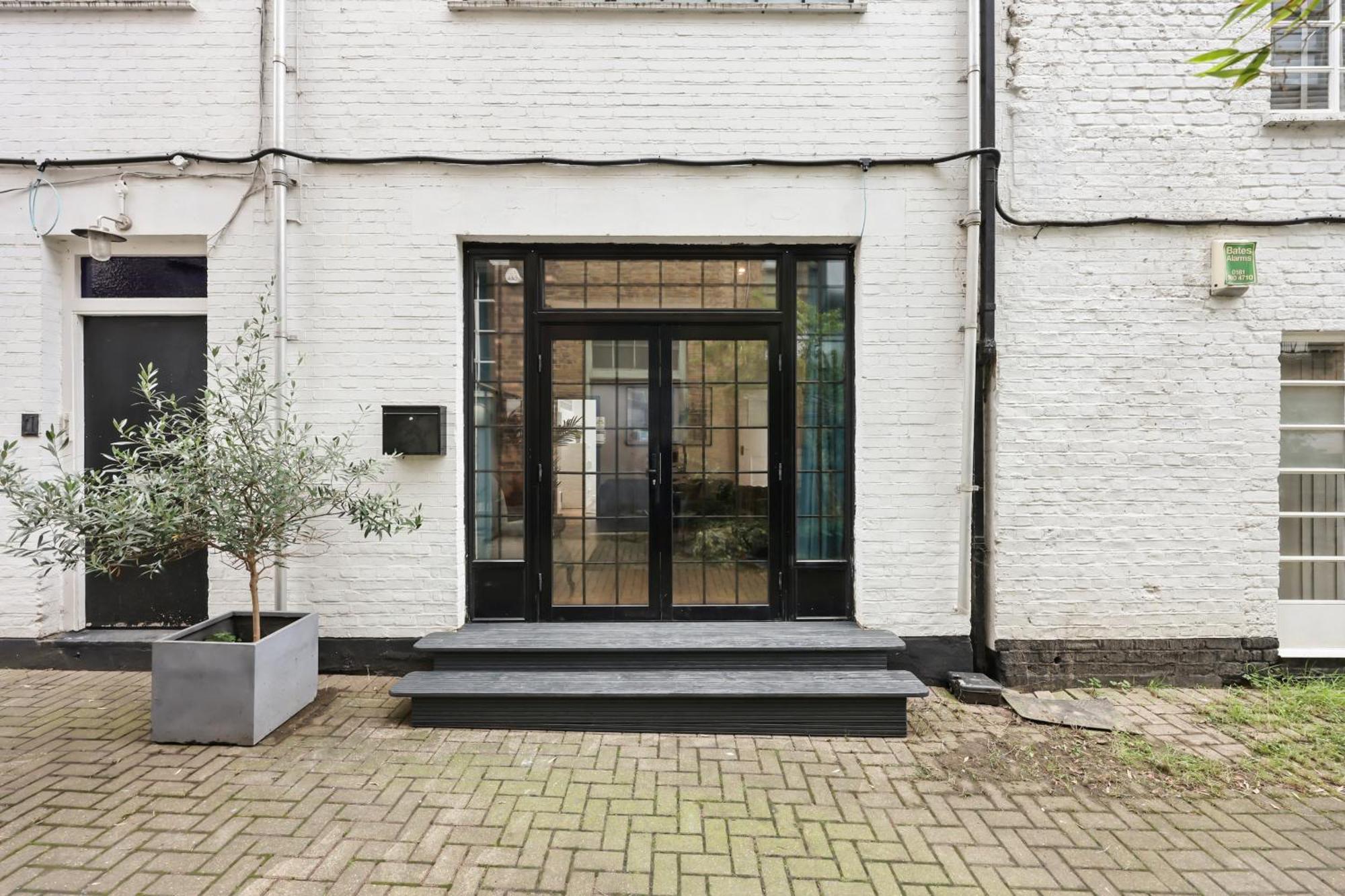 Centrally Located Spacious Three Bedroom Short Term & Flexible Renting Hackney With Free Wifi Londres