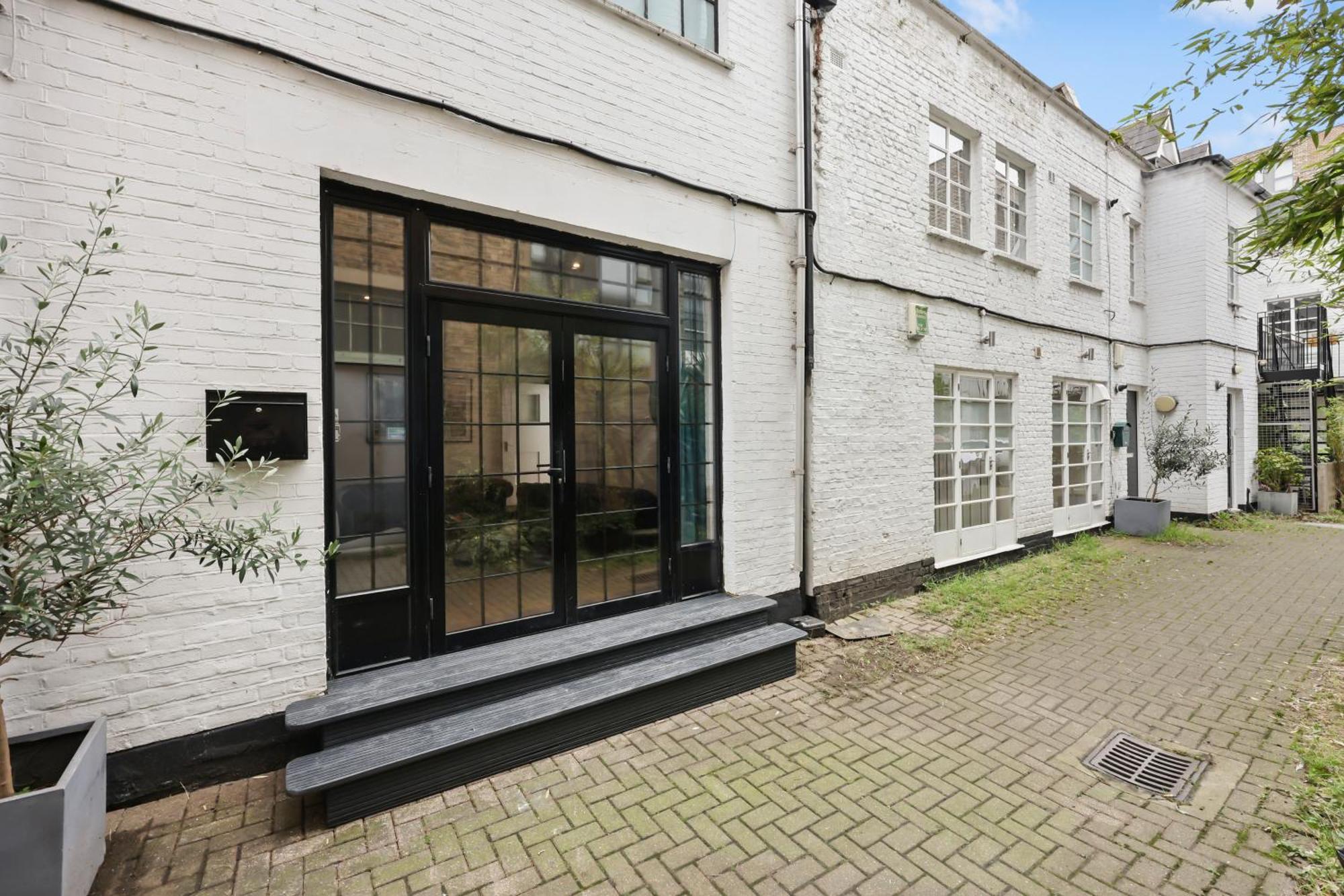 Centrally Located Spacious Three Bedroom Short Term & Flexible Renting Hackney With Free Wifi Appartement *