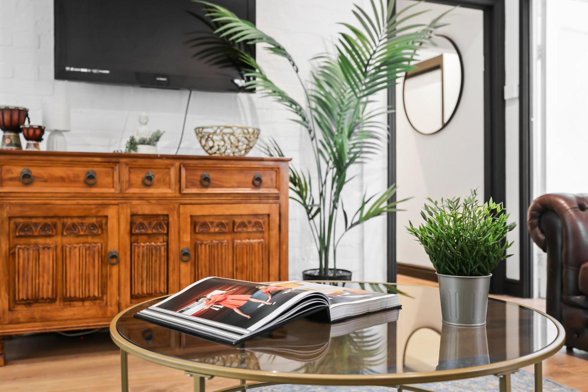 Centrally Located Spacious Three Bedroom Short Term & Flexible Renting Hackney With Free Wifi