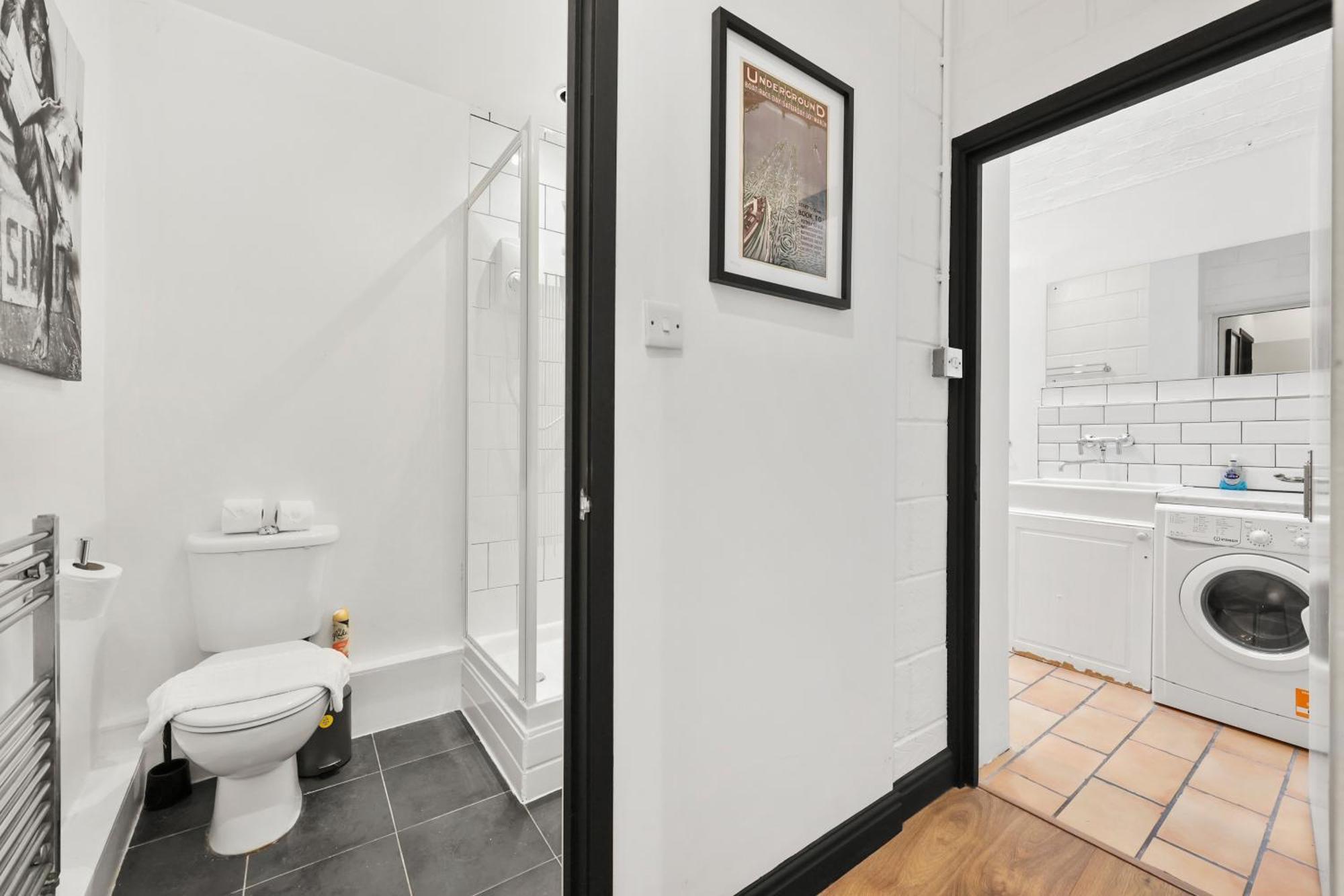 Centrally Located Spacious Three Bedroom Short Term & Flexible Renting Hackney With Free Wifi Appartement