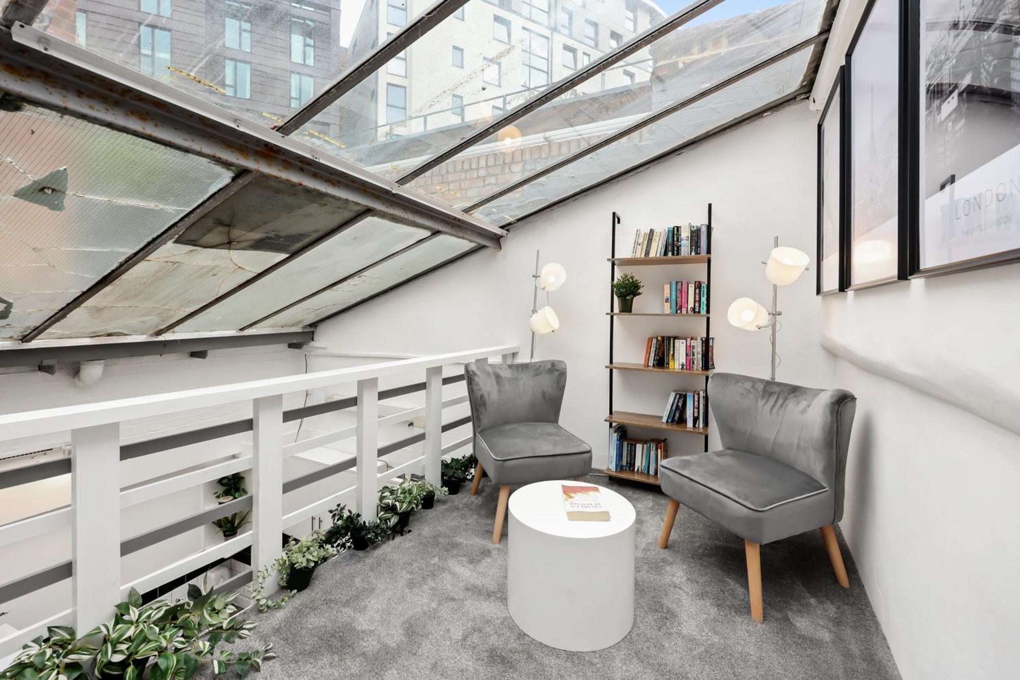 Centrally Located Spacious Three Bedroom Short Term & Flexible Renting Hackney With Free Wifi Appartement