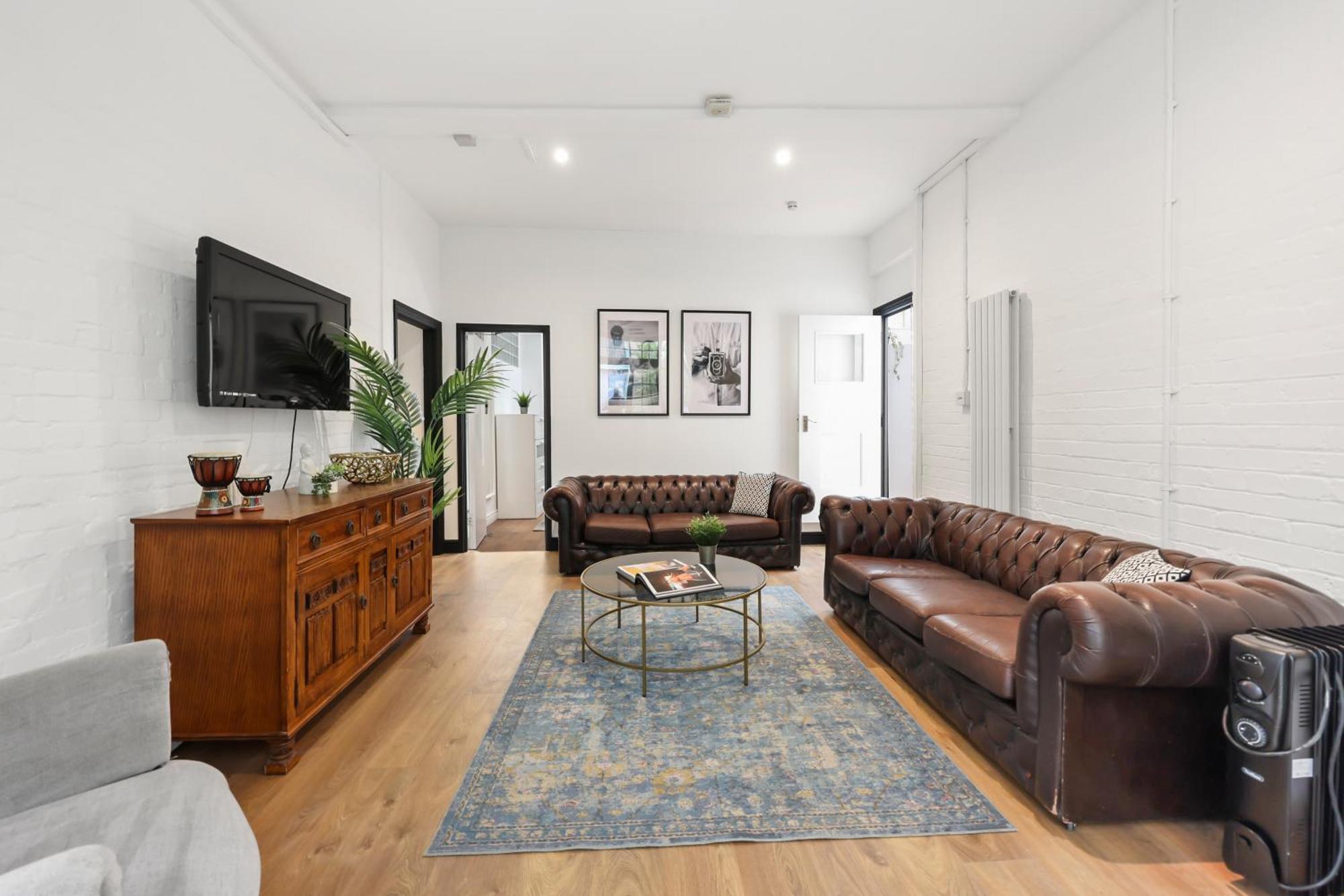 Centrally Located Spacious Three Bedroom Short Term & Flexible Renting Hackney With Free Wifi Appartement *