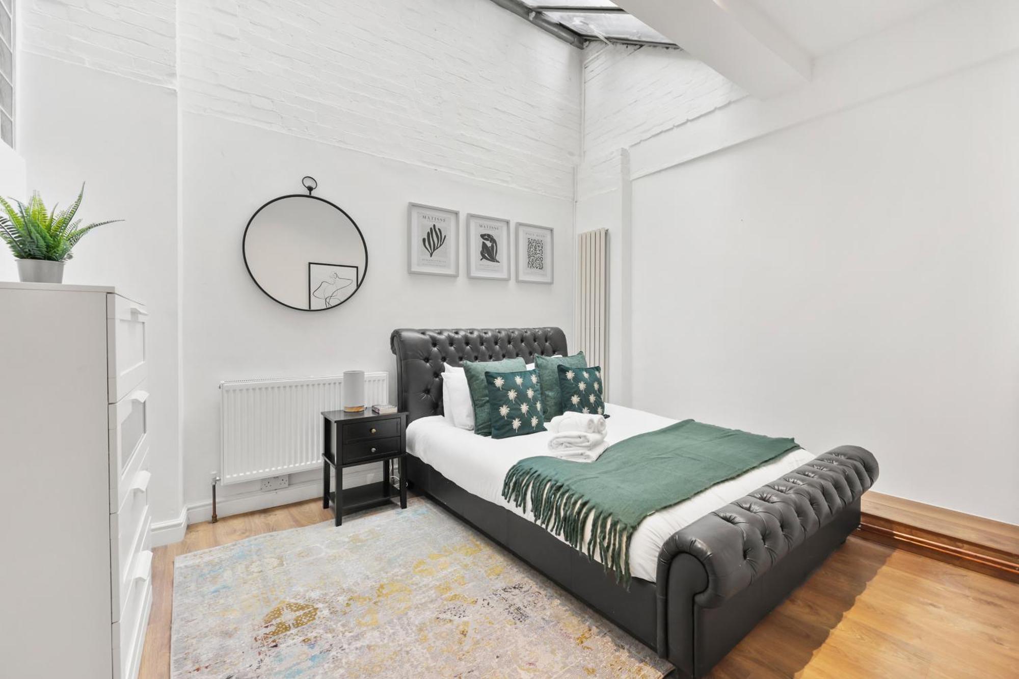 Centrally Located Spacious Three Bedroom Short Term & Flexible Renting Hackney With Free Wifi * Londres