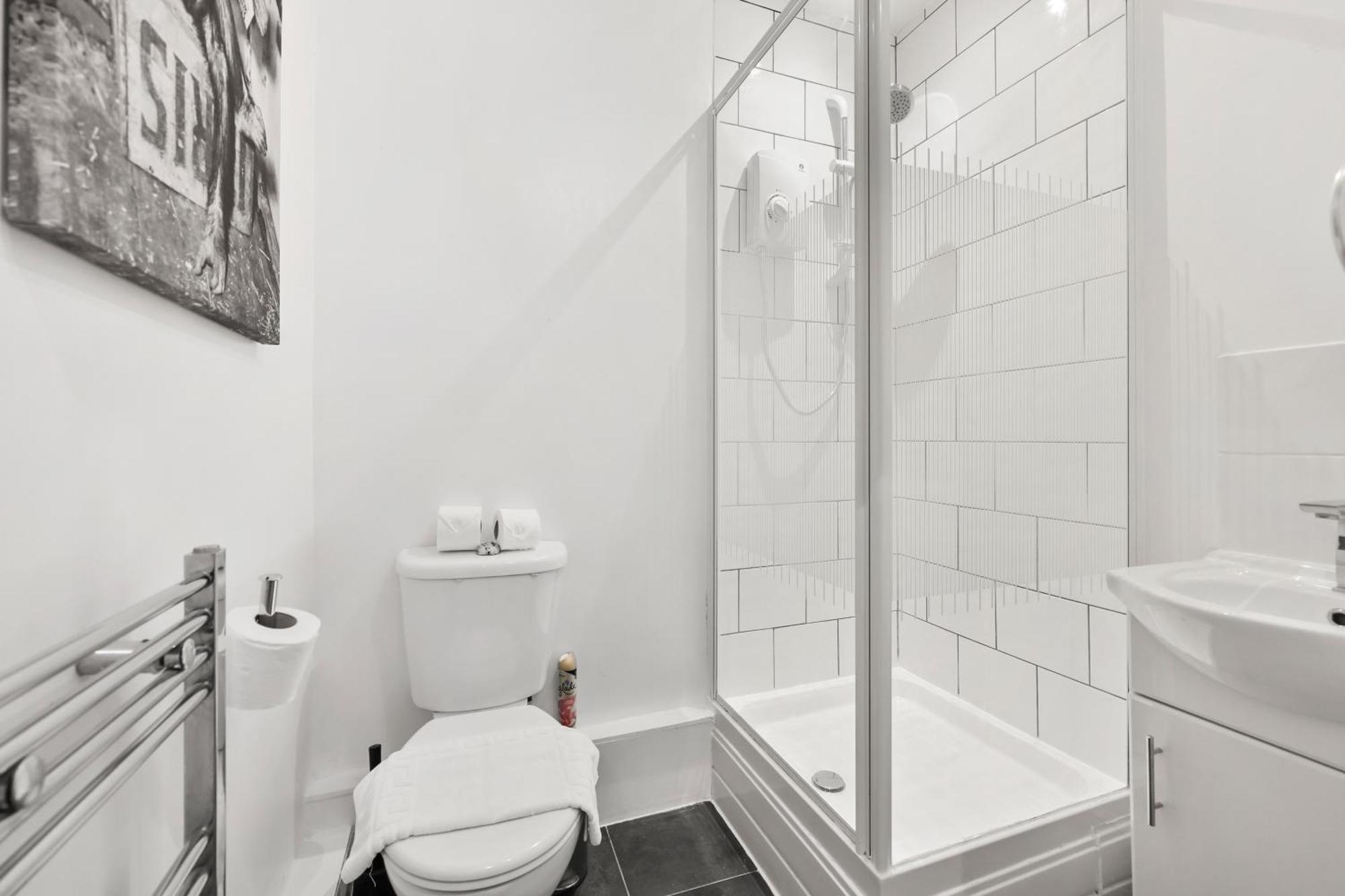 Centrally Located Spacious Three Bedroom Short Term & Flexible Renting Hackney With Free Wifi * Londres