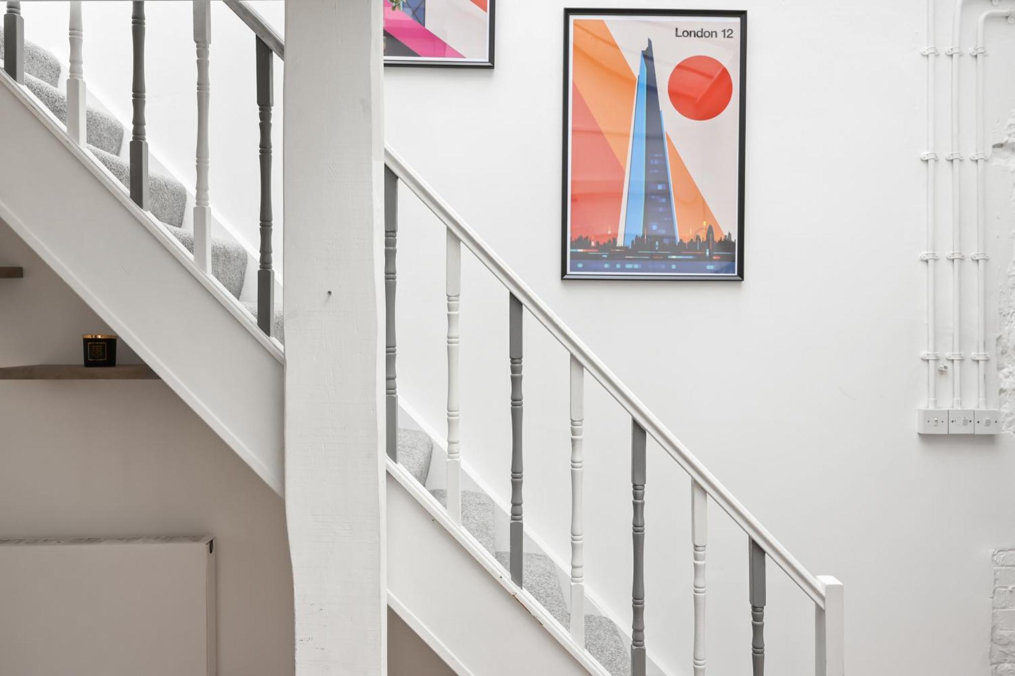 Centrally Located Spacious Three Bedroom Short Term & Flexible Renting Hackney With Free Wifi * Londres