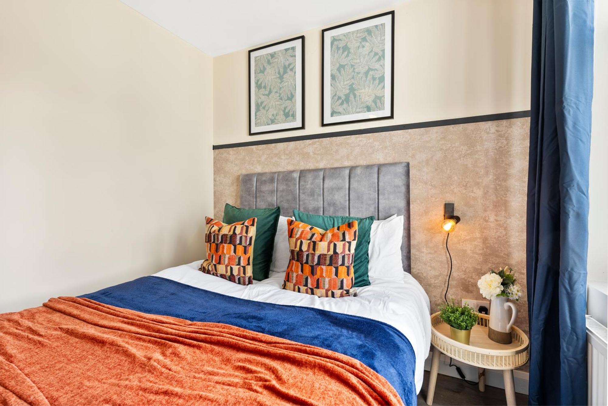Stylish Wembley Gem - Parking -sleeps 14 Ferienhaus *