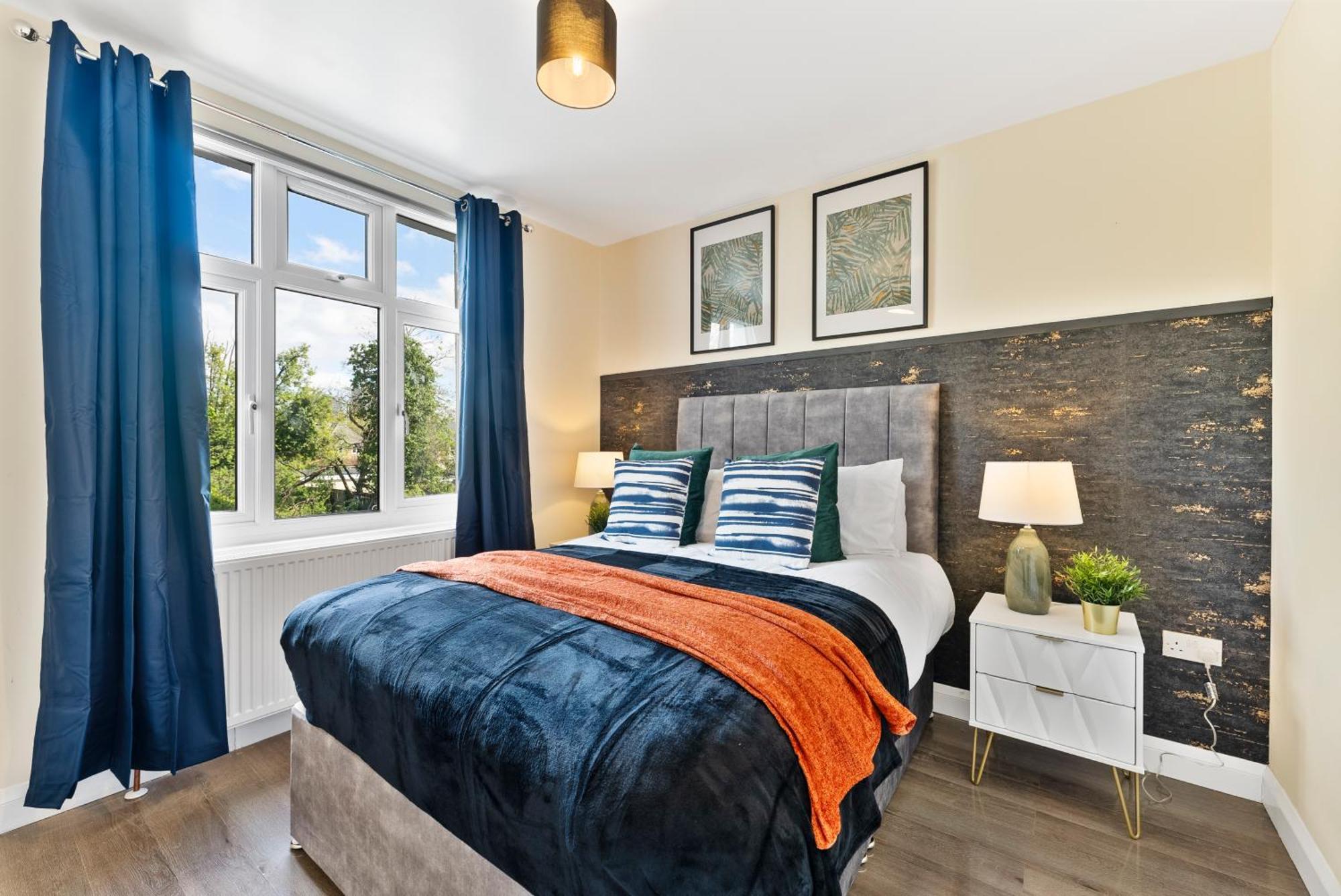 Stylish Wembley Gem - Parking -sleeps 14 Ferienhaus *