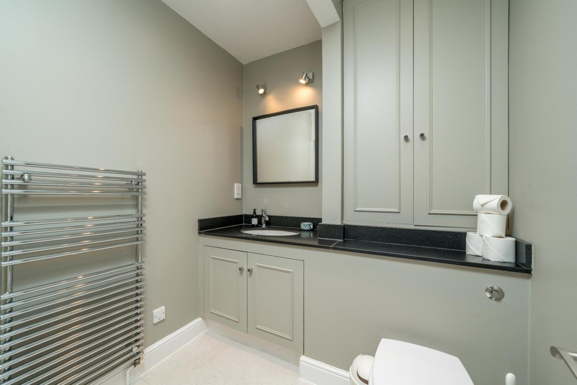 Spacious Flat Near Victoria And Warwick Square Apartment *