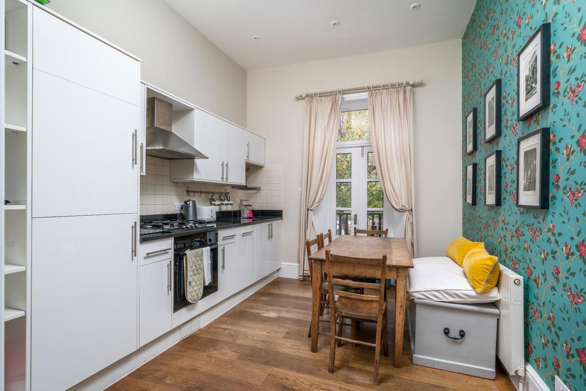 Spacious Flat Near Victoria And Warwick Square * London