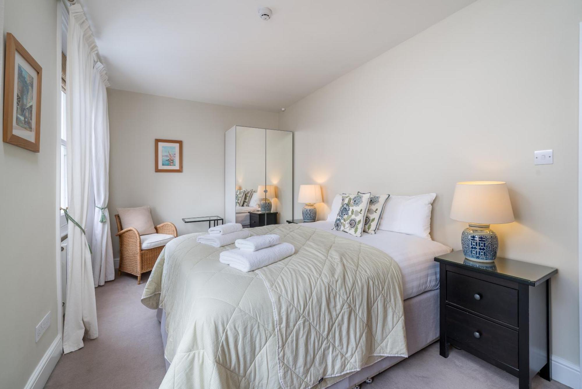 Spacious Flat Near Victoria And Warwick Square Apartment *