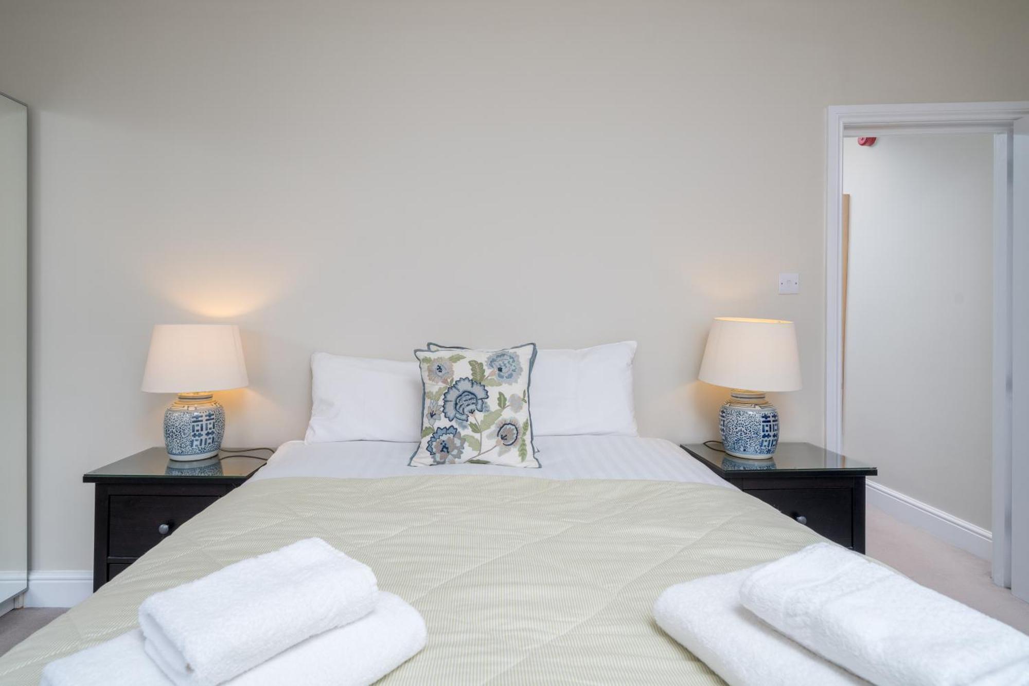Spacious Flat Near Victoria And Warwick Square Apartment London