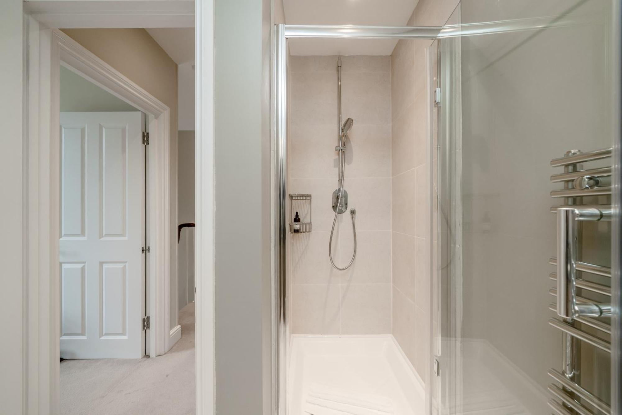 Spacious Flat Near Victoria And Warwick Square Apartment