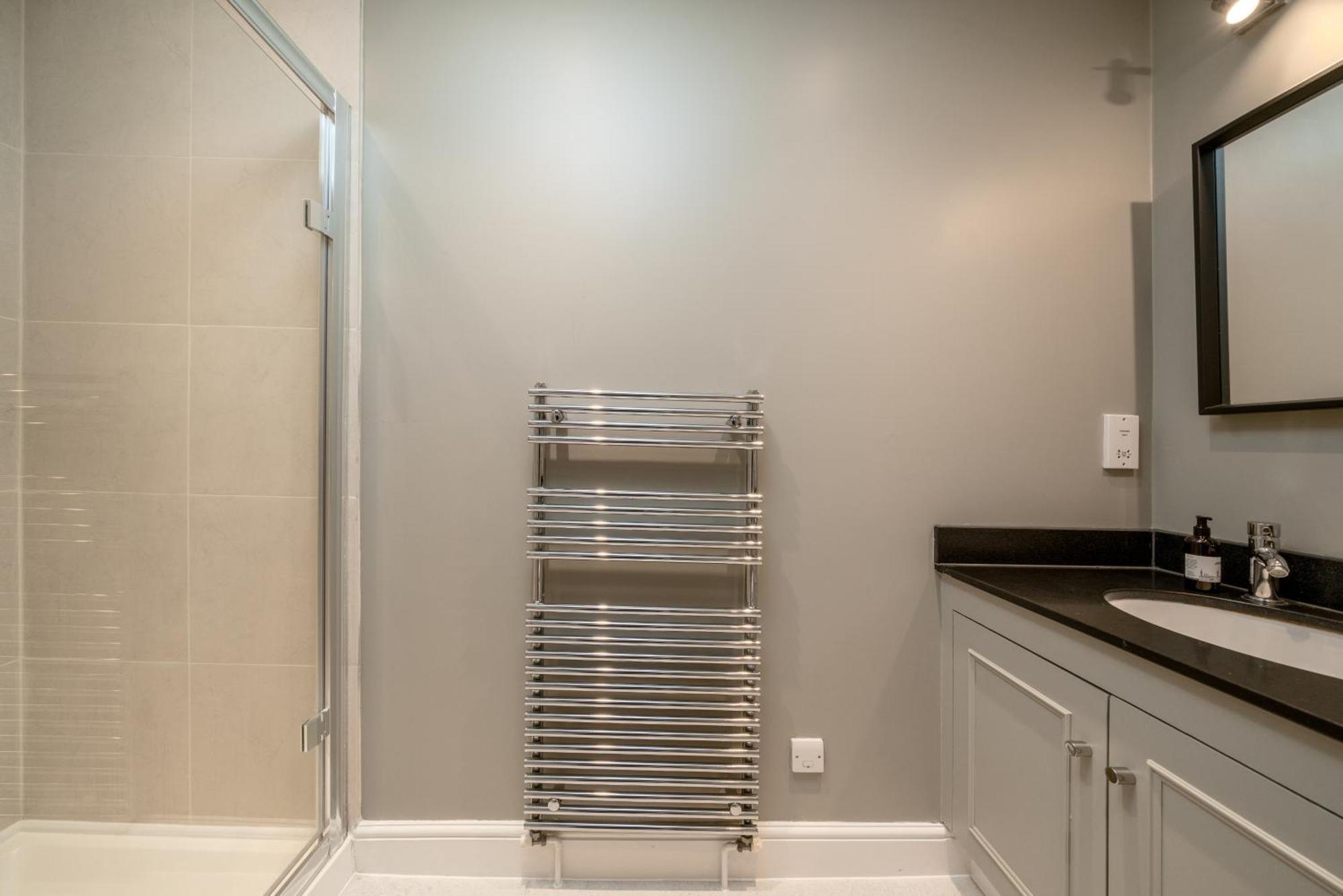 Apartment Spacious Flat Near Victoria And Warwick Square