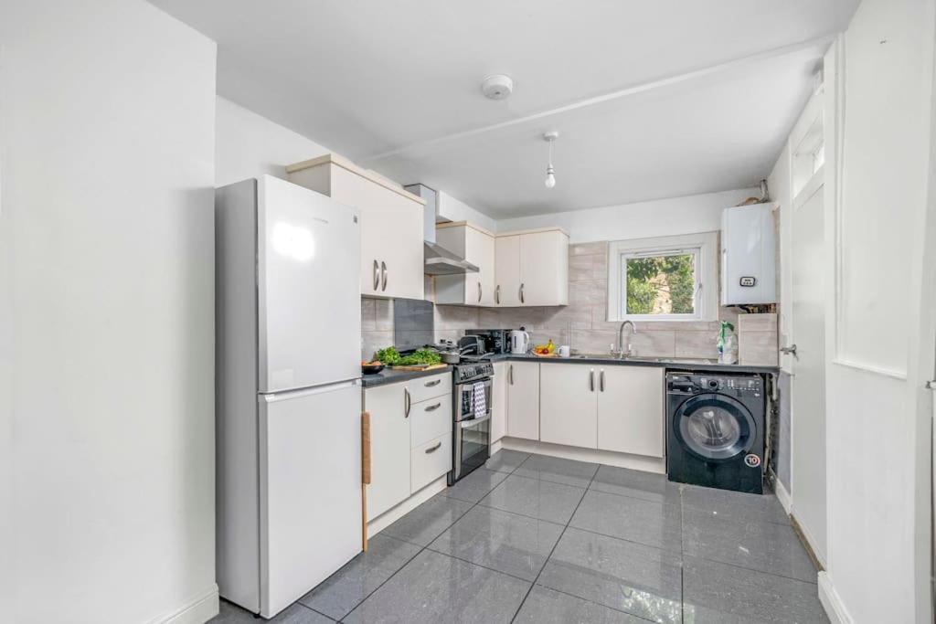 Big House, 5 Beds, 2 Bathrooms, Contractors Dream, Great Transport Links Appartement Londres