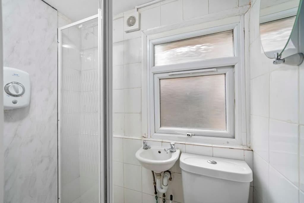 Big House, 5 Beds, 2 Bathrooms, Contractors Dream, Great Transport Links Appartement
