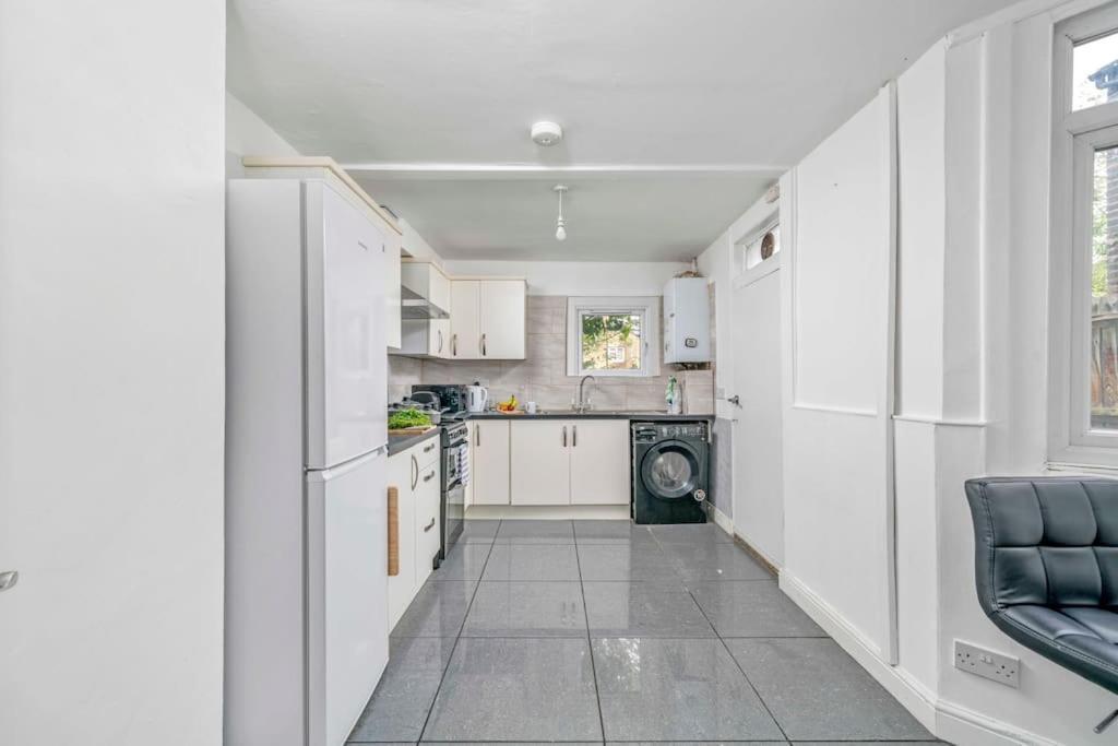 Big House, 5 Beds, 2 Bathrooms, Contractors Dream, Great Transport Links * Londres