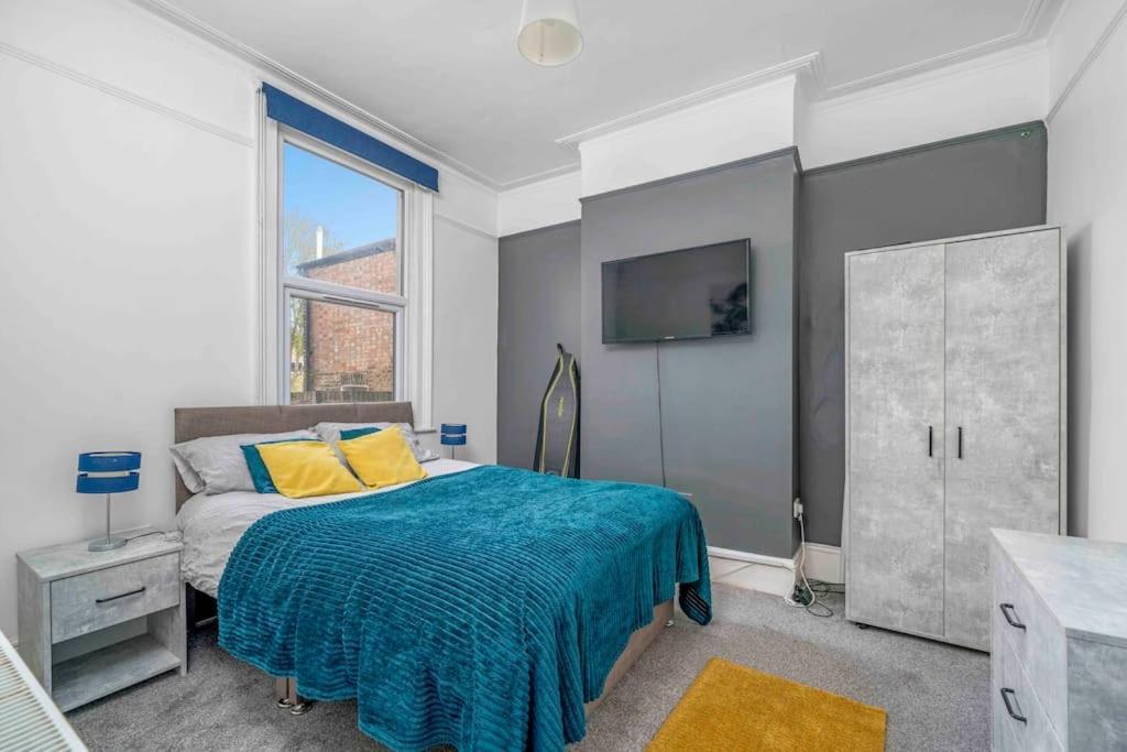 Big House, 5 Beds, 2 Bathrooms, Contractors Dream, Great Transport Links Appartement