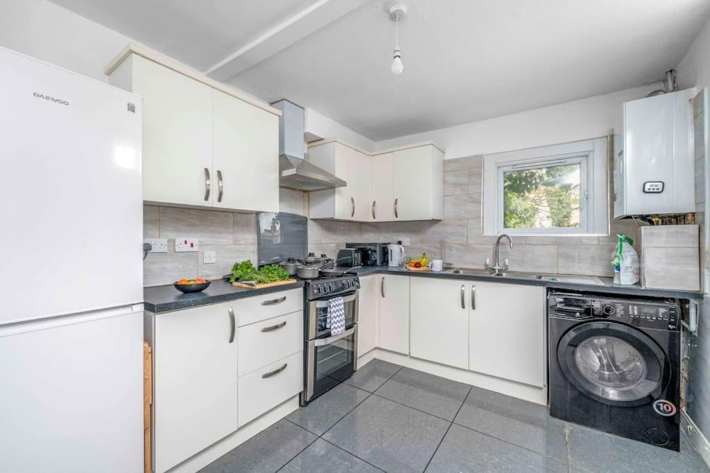 Big House, 5 Beds, 2 Bathrooms, Contractors Dream, Great Transport Links * Londres