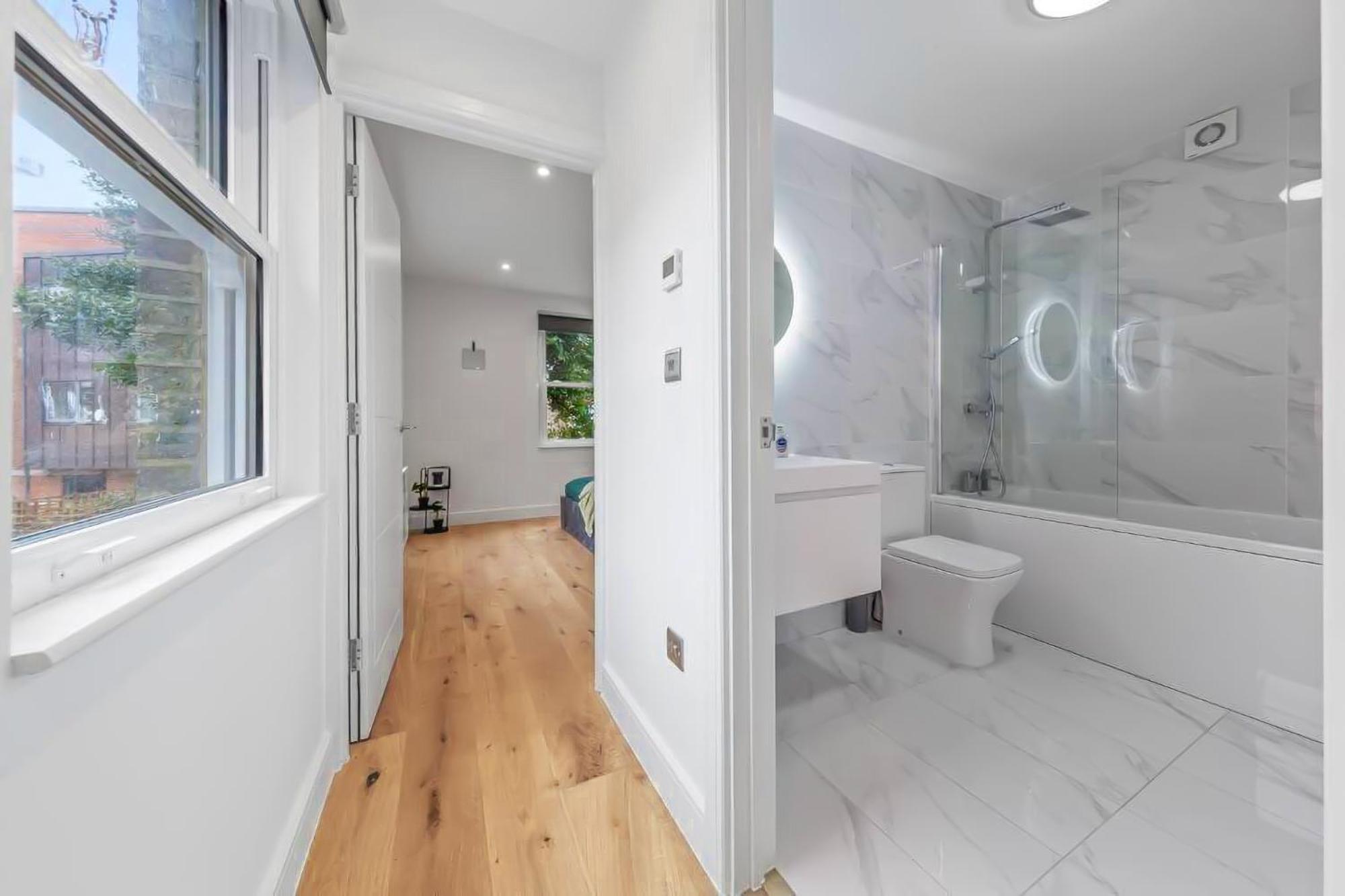 Brand New Near Bridge Lr1 * Londres