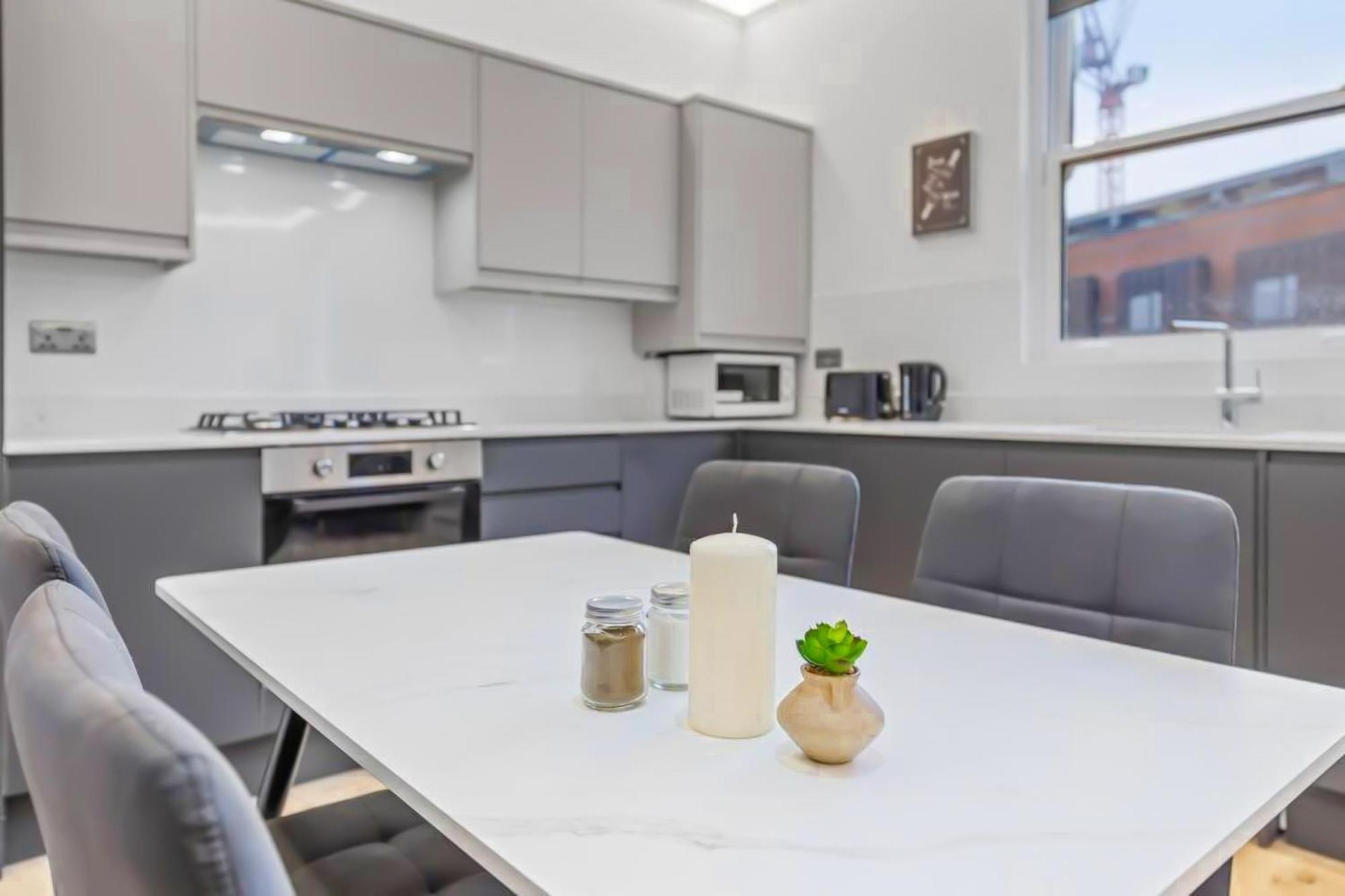 Brand New Near Bridge Lr1 * Londres