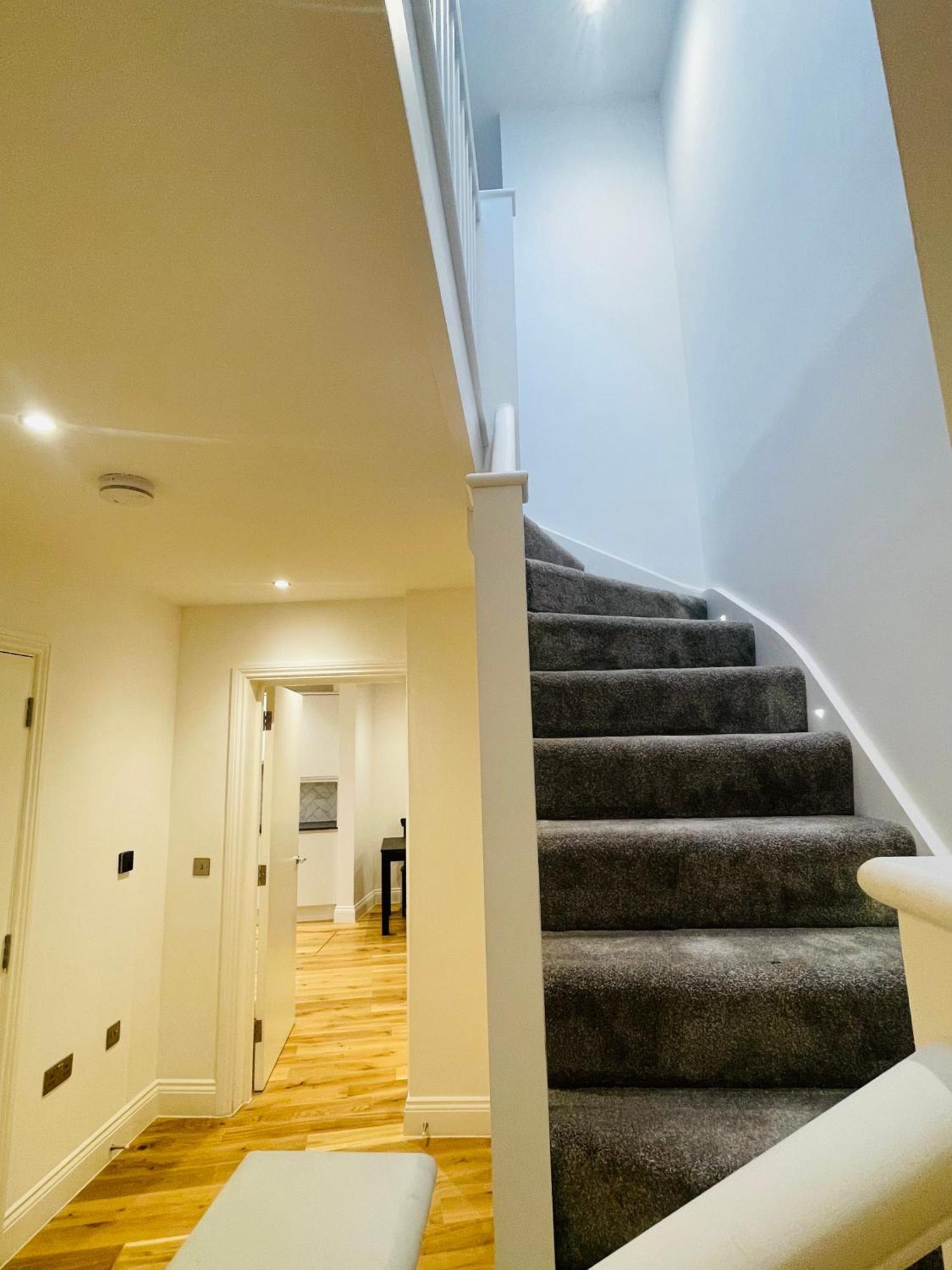 Apartamento Fully Furnished Duplex In Askew Road *