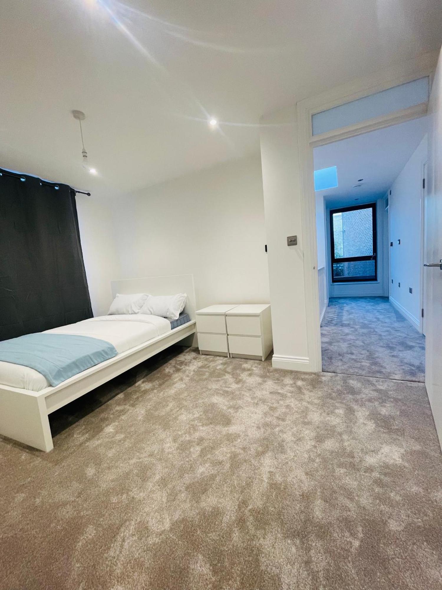 Fully Furnished Duplex In Askew Road * Londres