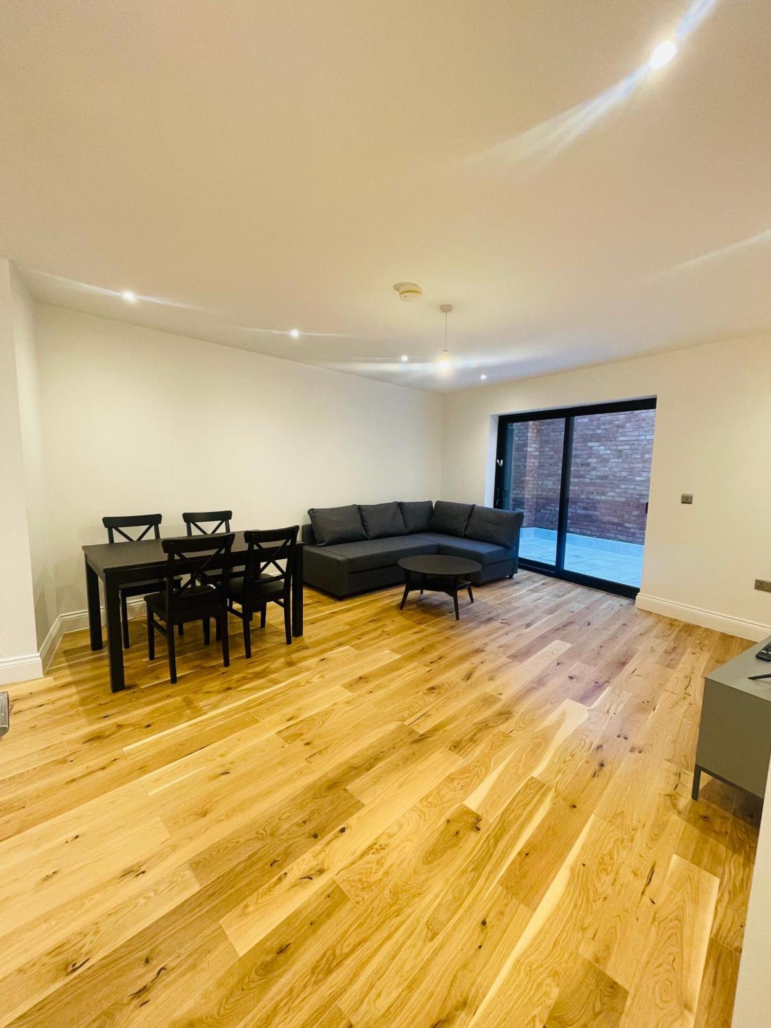 Fully Furnished Duplex In Askew Road * Londres